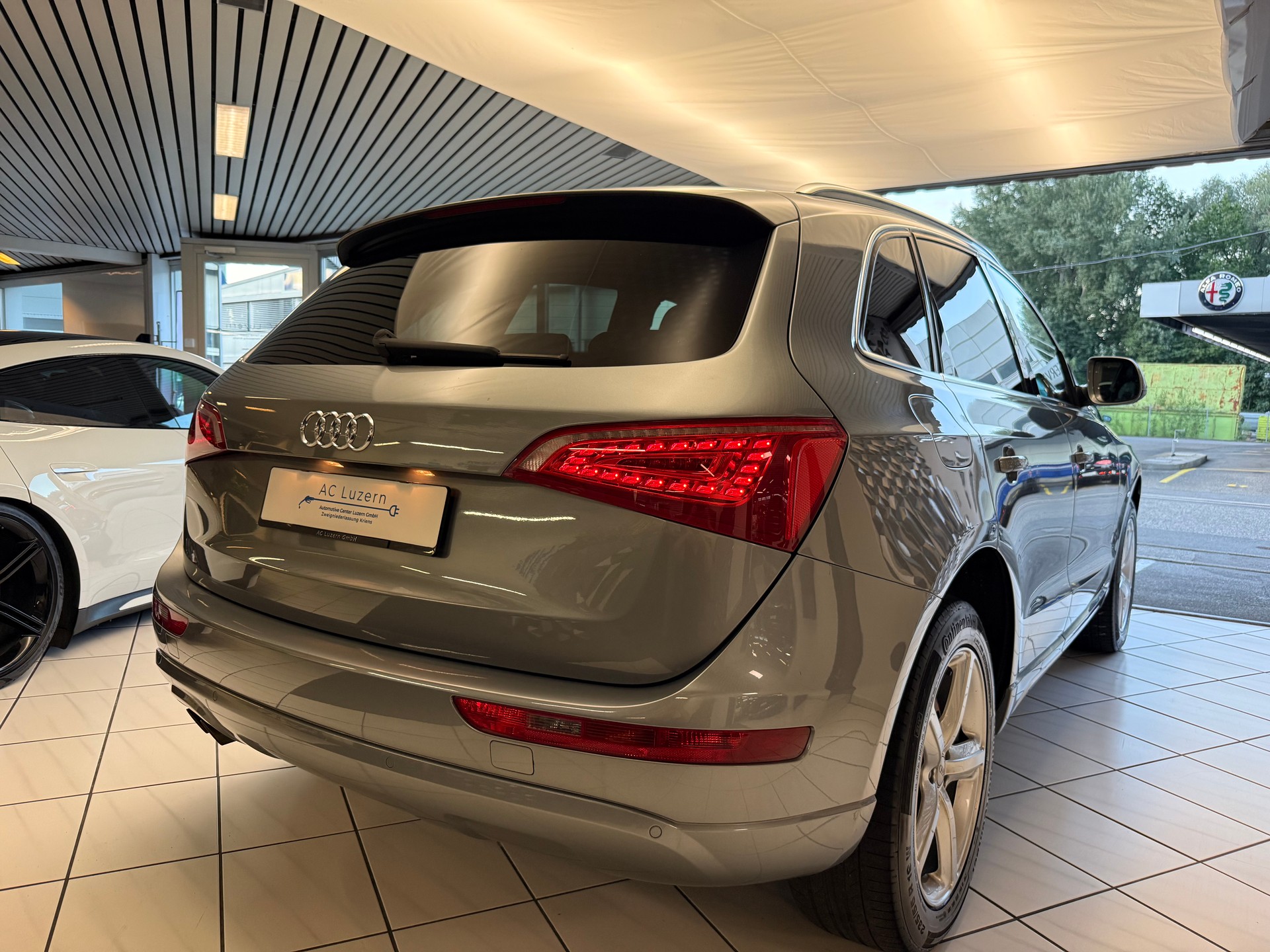 AUDI Q5 2.0 TDI S-Line Quattro S-tronic-image-2