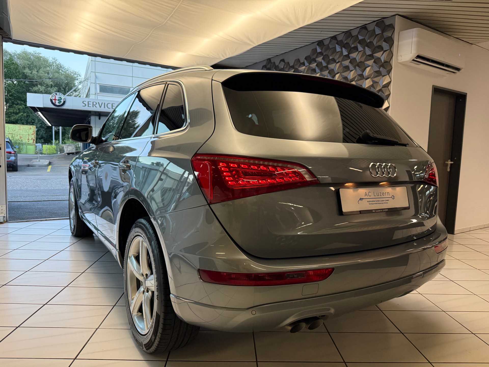 AUDI Q5 2.0 TDI S-Line Quattro S-tronic-image-1