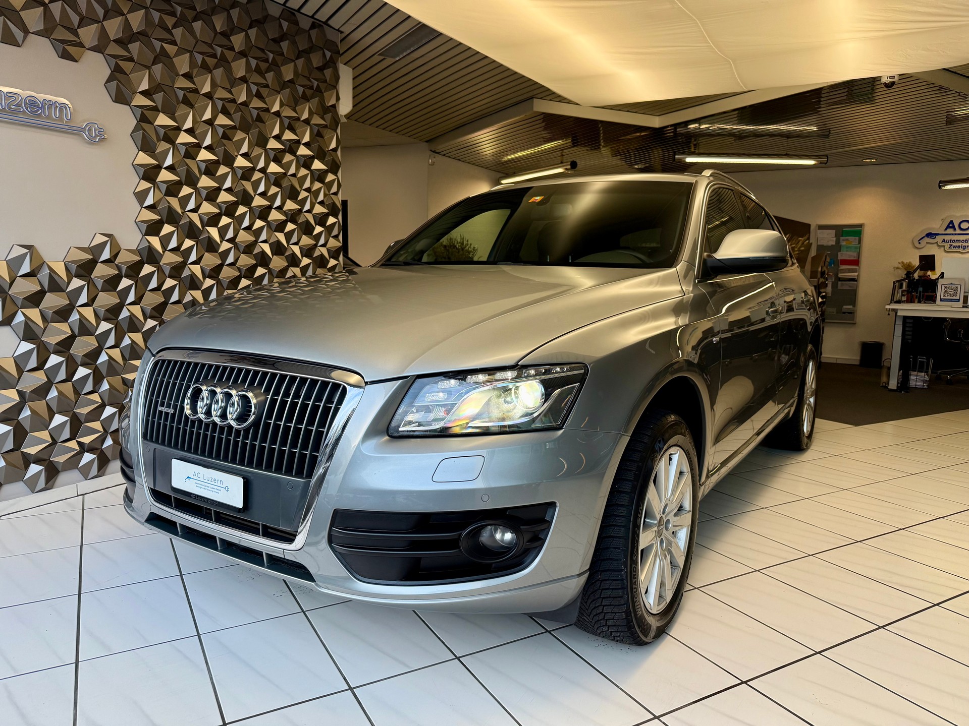 AUDI Q5 2.0 TDI S-Line Quattro S-tronic-image-0