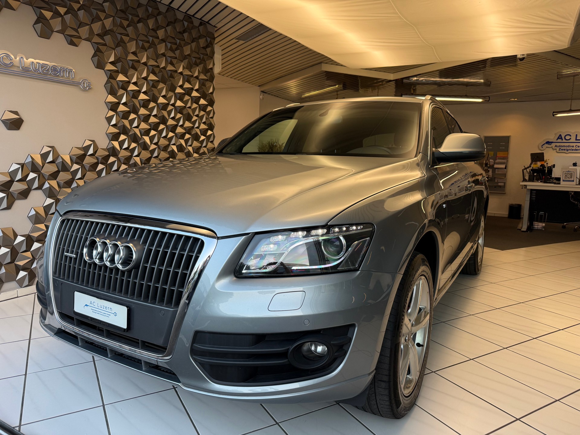 AUDI Q5 2.0 TDI S-Line Quattro S-tronic-image-0