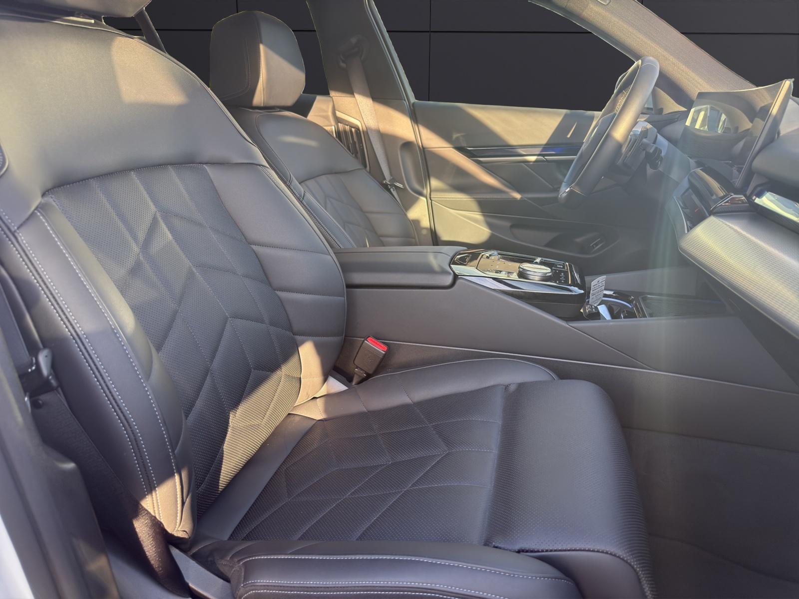 BMW 520d xDrive Touring-image-10
