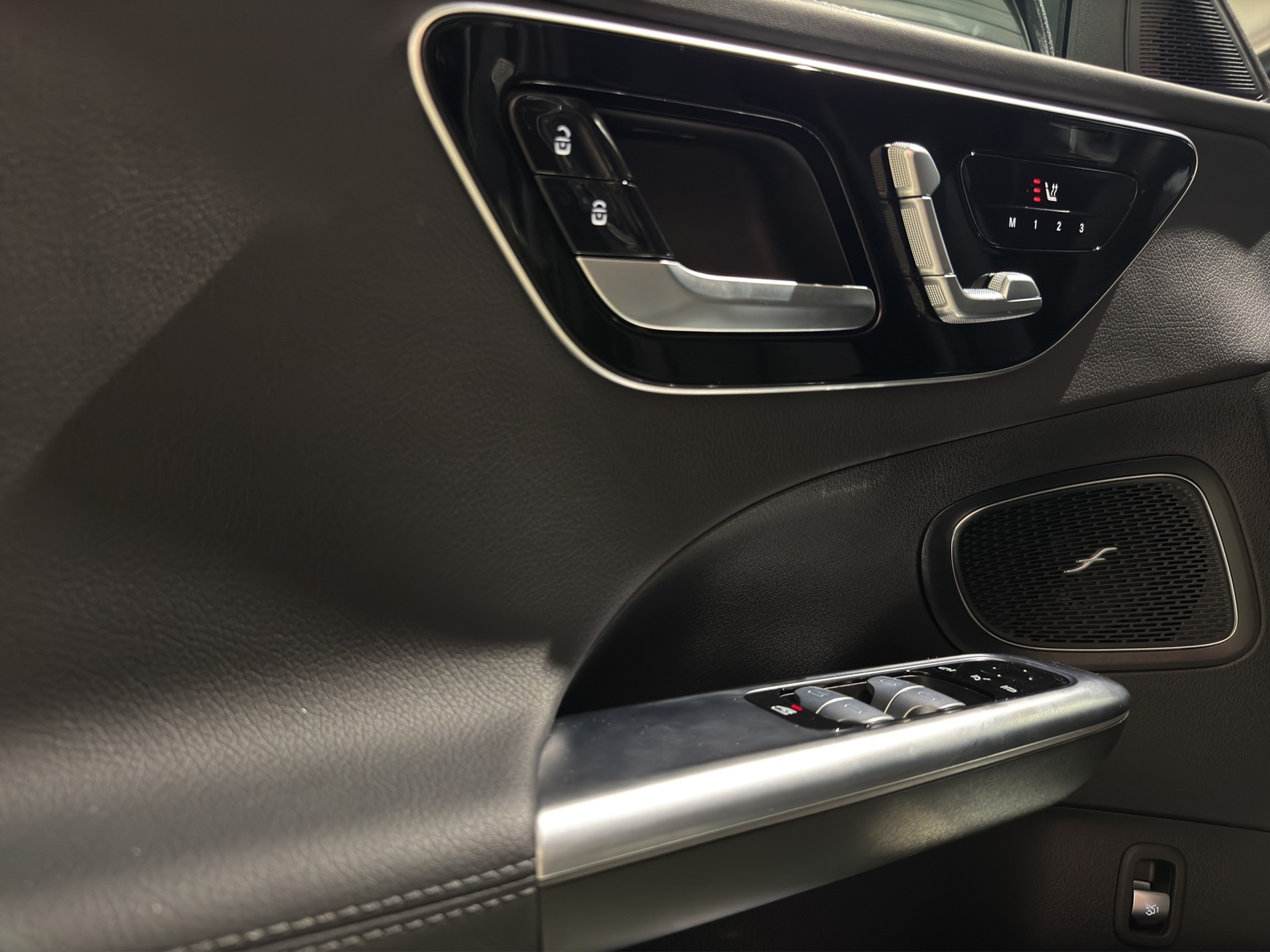 MERCEDES-BENZ C 300 4Matic AMG Line-image-9