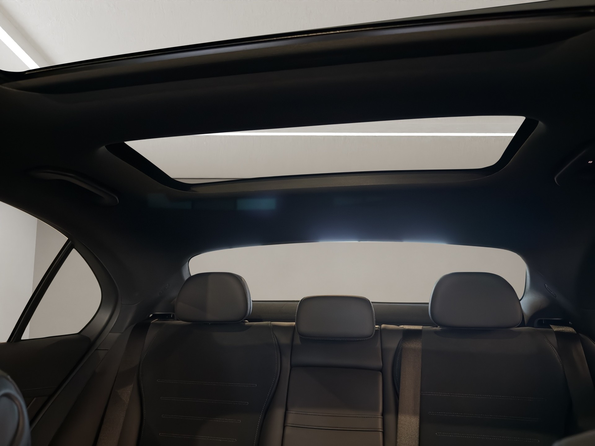 MERCEDES-BENZ C 300 4Matic AMG Line-image-18