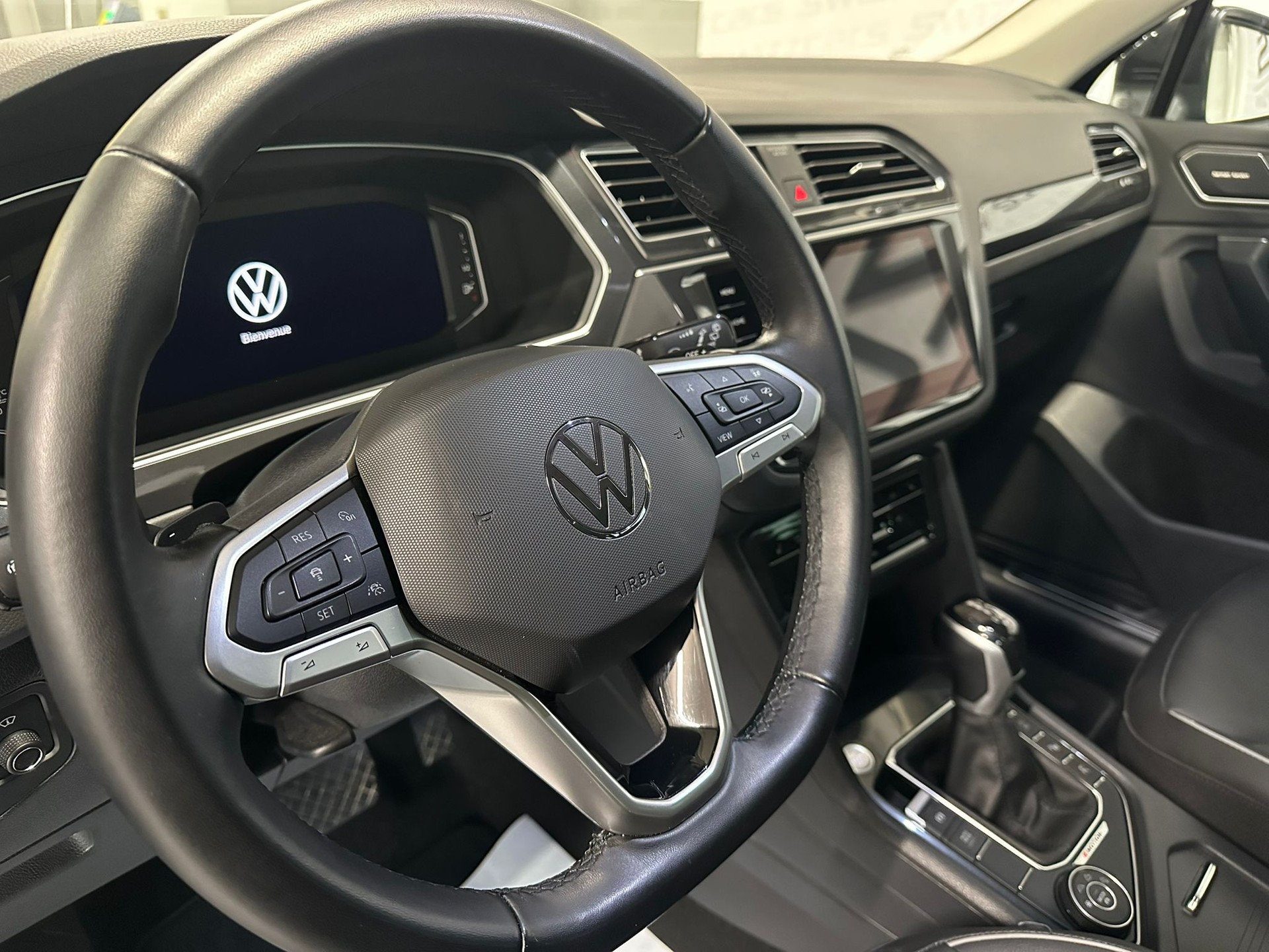 VW Tiguan 2.0 TDI SCR Elegance 4Motion DSG-image-7