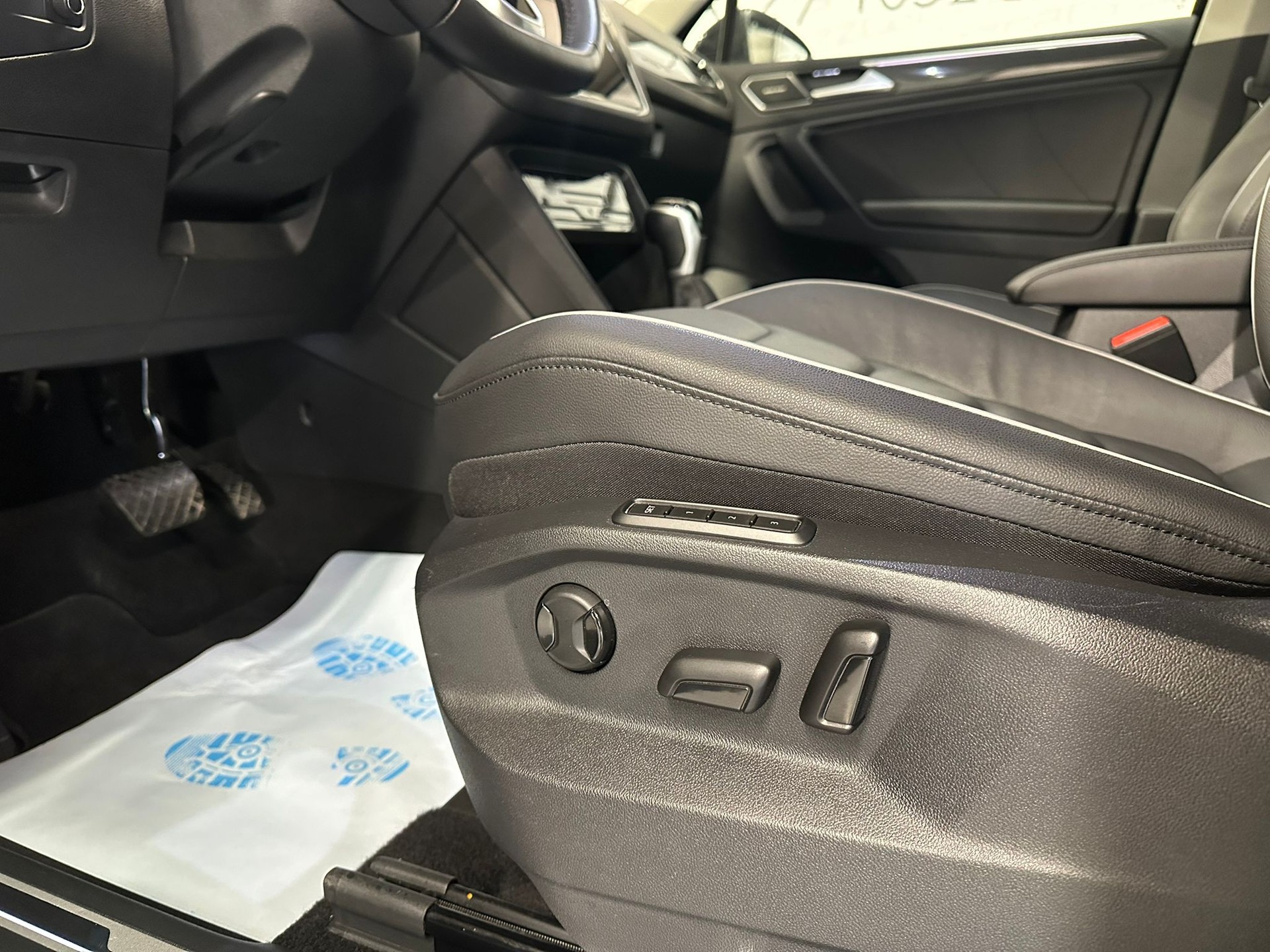 VW Tiguan 2.0 TDI SCR Elegance 4Motion DSG-image-8