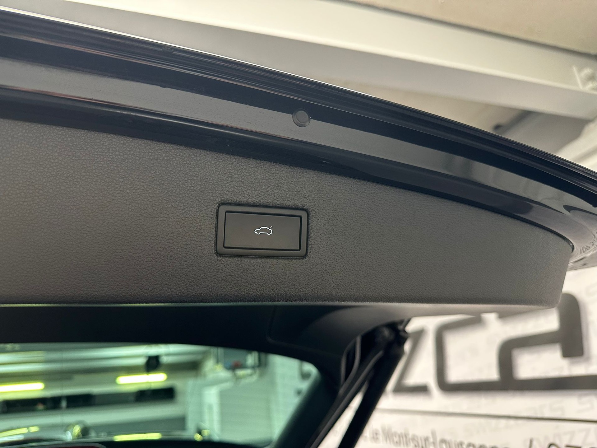 VW Tiguan 2.0 TDI SCR Elegance 4Motion DSG-image-15