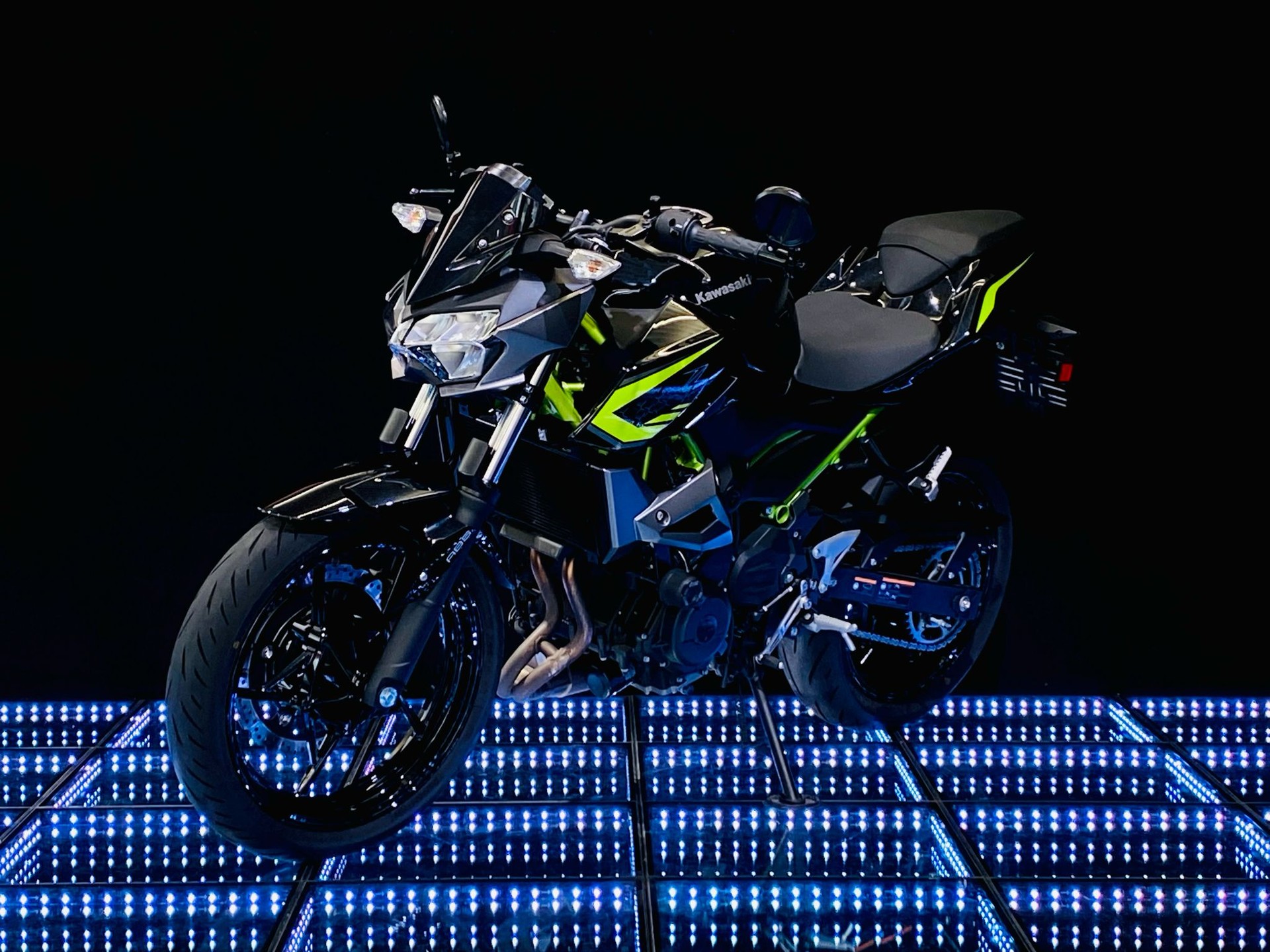 KAWASAKI Z 400 ABS-showroom-element-1
