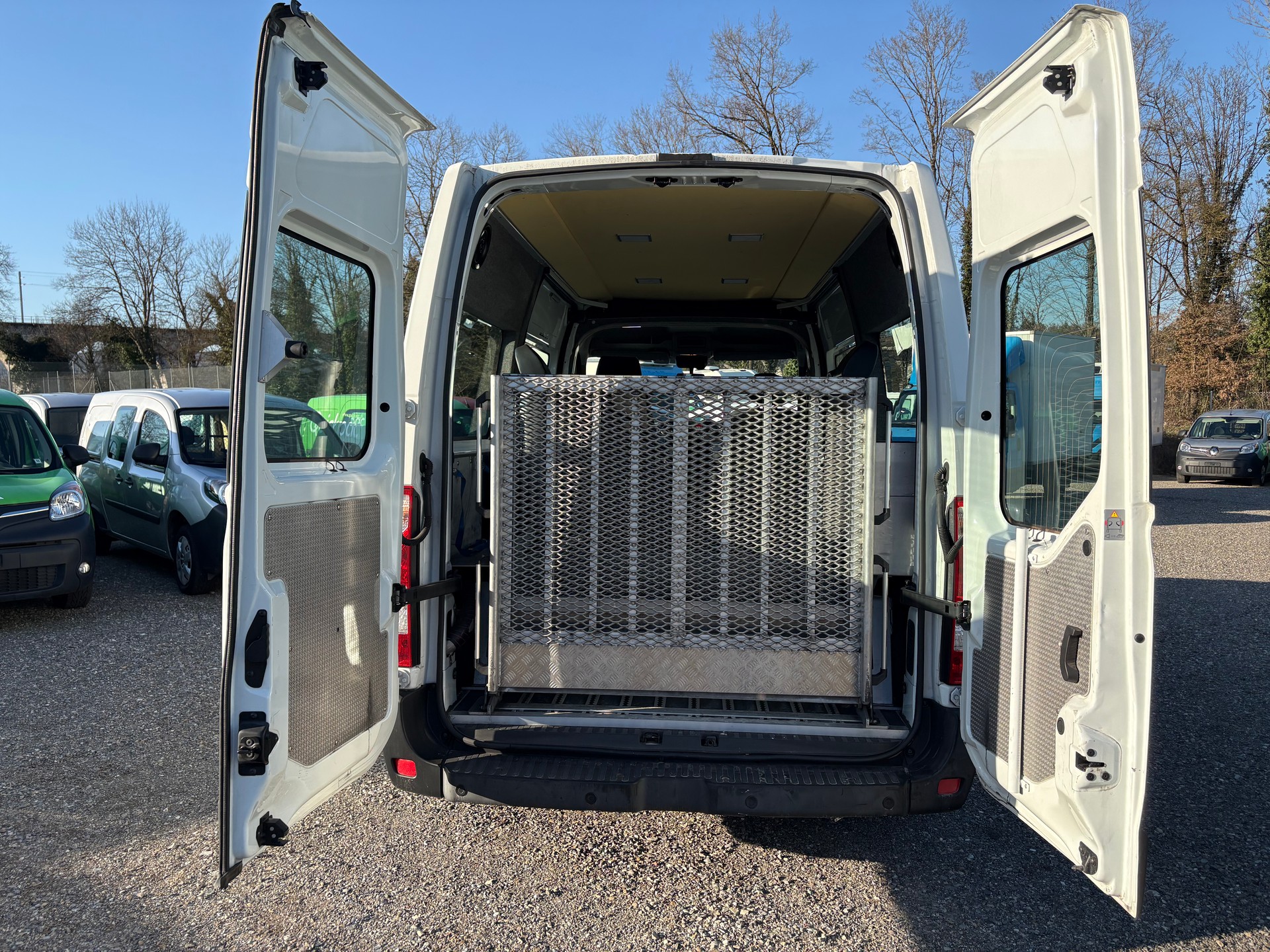 NISSAN NV400 F35.17 L2H2 FWD Comfort 4 Plätze für Rollstühle bewilligt-image-4
