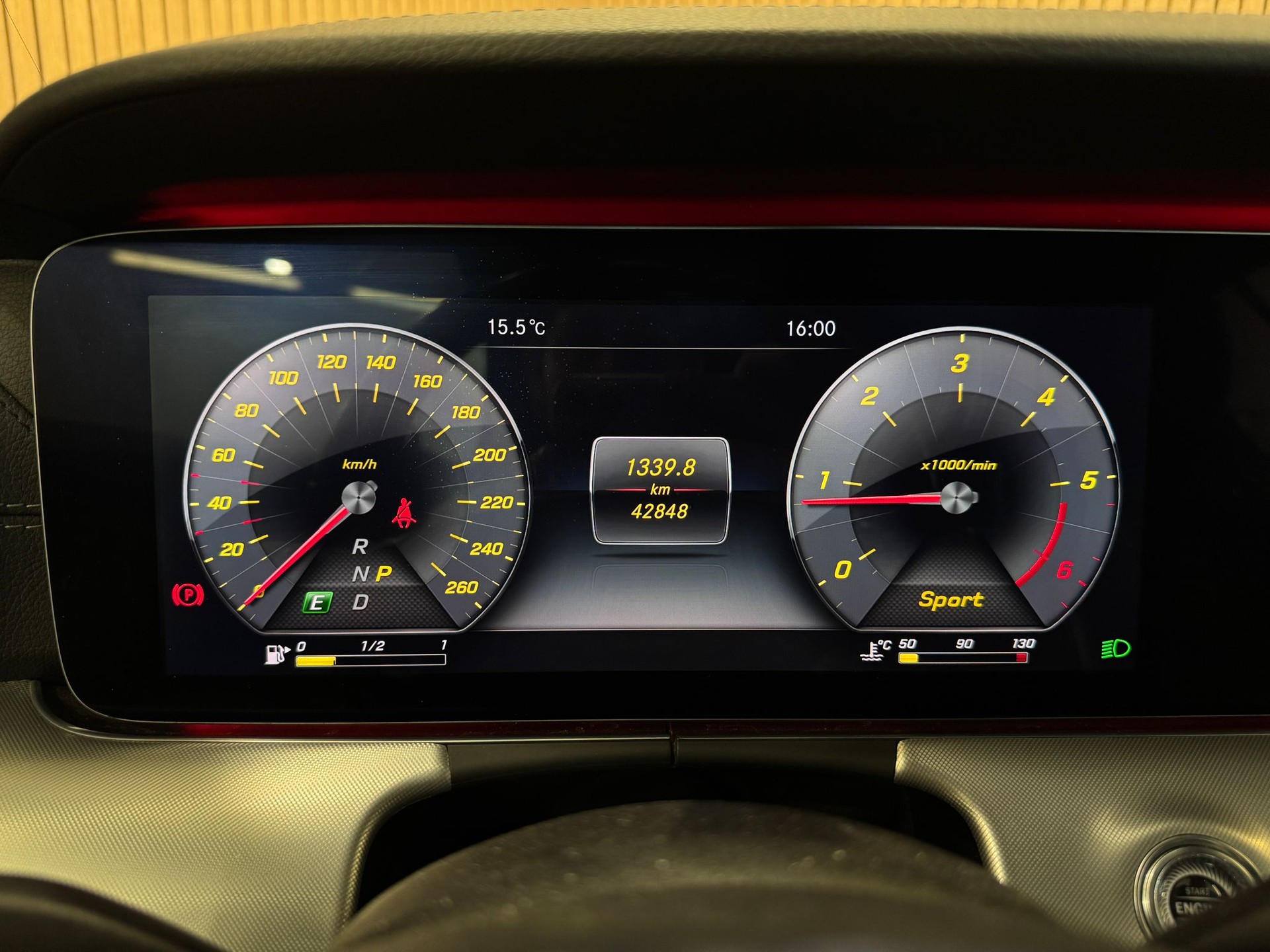 MERCEDES-BENZ E 220 d Cabriolet AMG Line 9G-Tronic-image-16