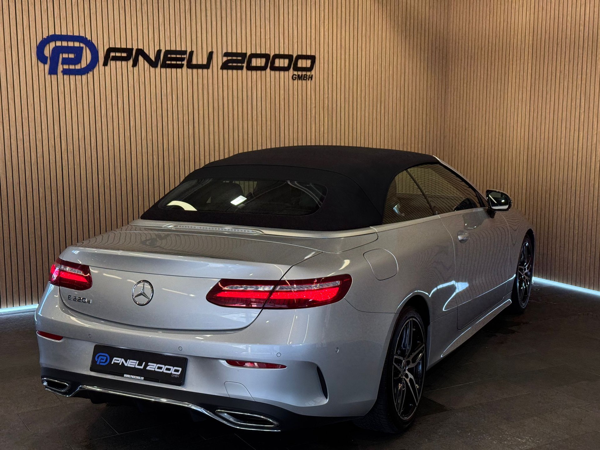MERCEDES-BENZ E 220 d Cabriolet AMG Line 9G-Tronic-image-5