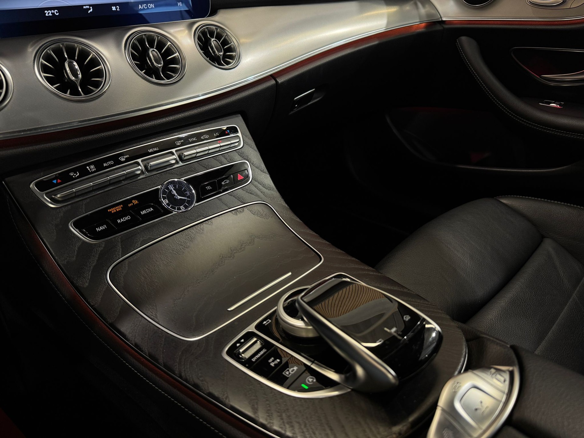 MERCEDES-BENZ E 220 d Cabriolet AMG Line 9G-Tronic-image-12