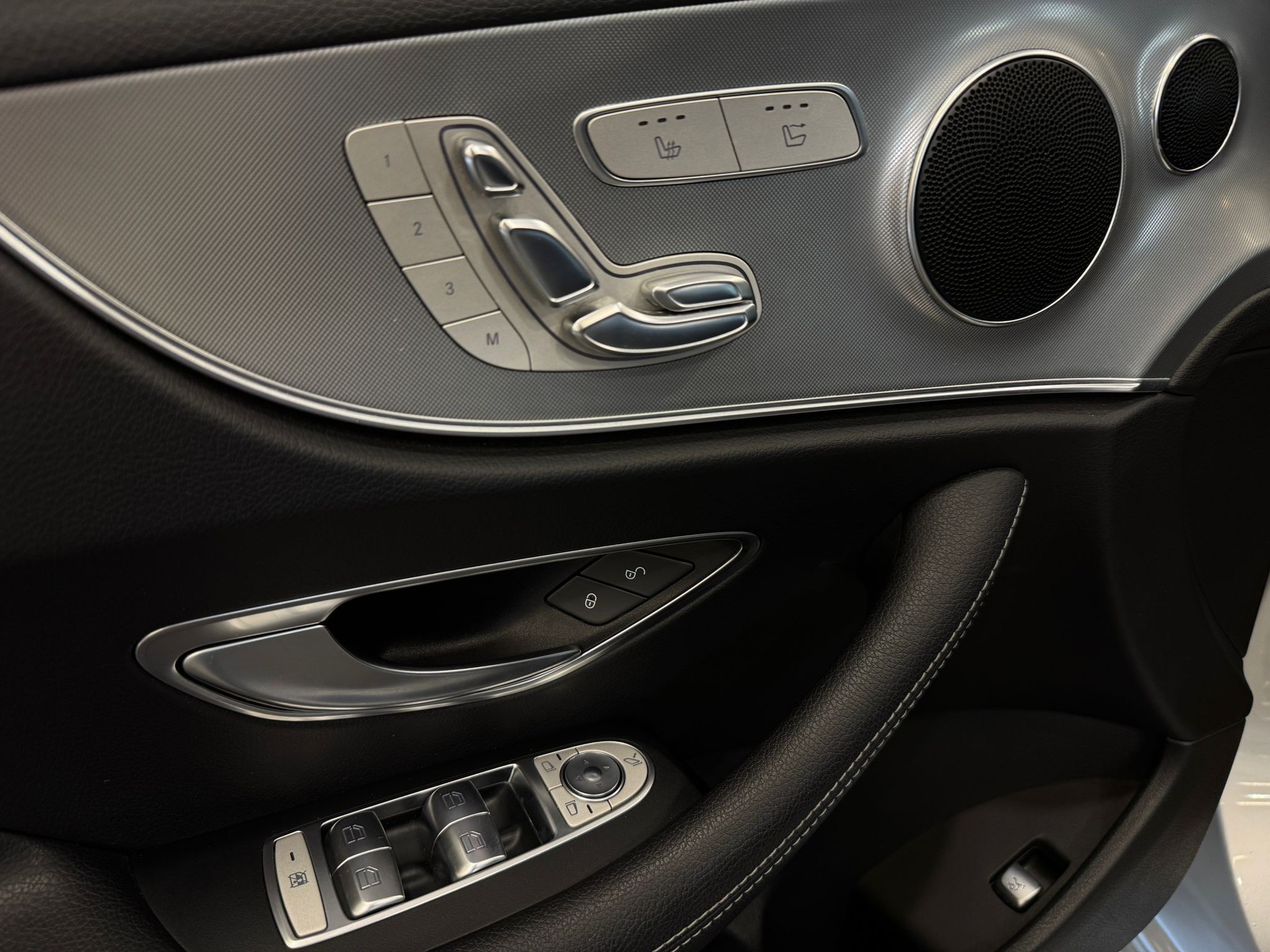 MERCEDES-BENZ E 220 d Cabriolet AMG Line 9G-Tronic-image-15