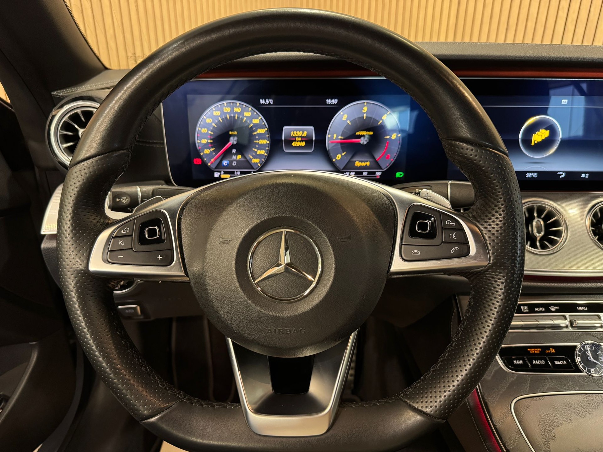 MERCEDES-BENZ E 220 d Cabriolet AMG Line 9G-Tronic-image-14