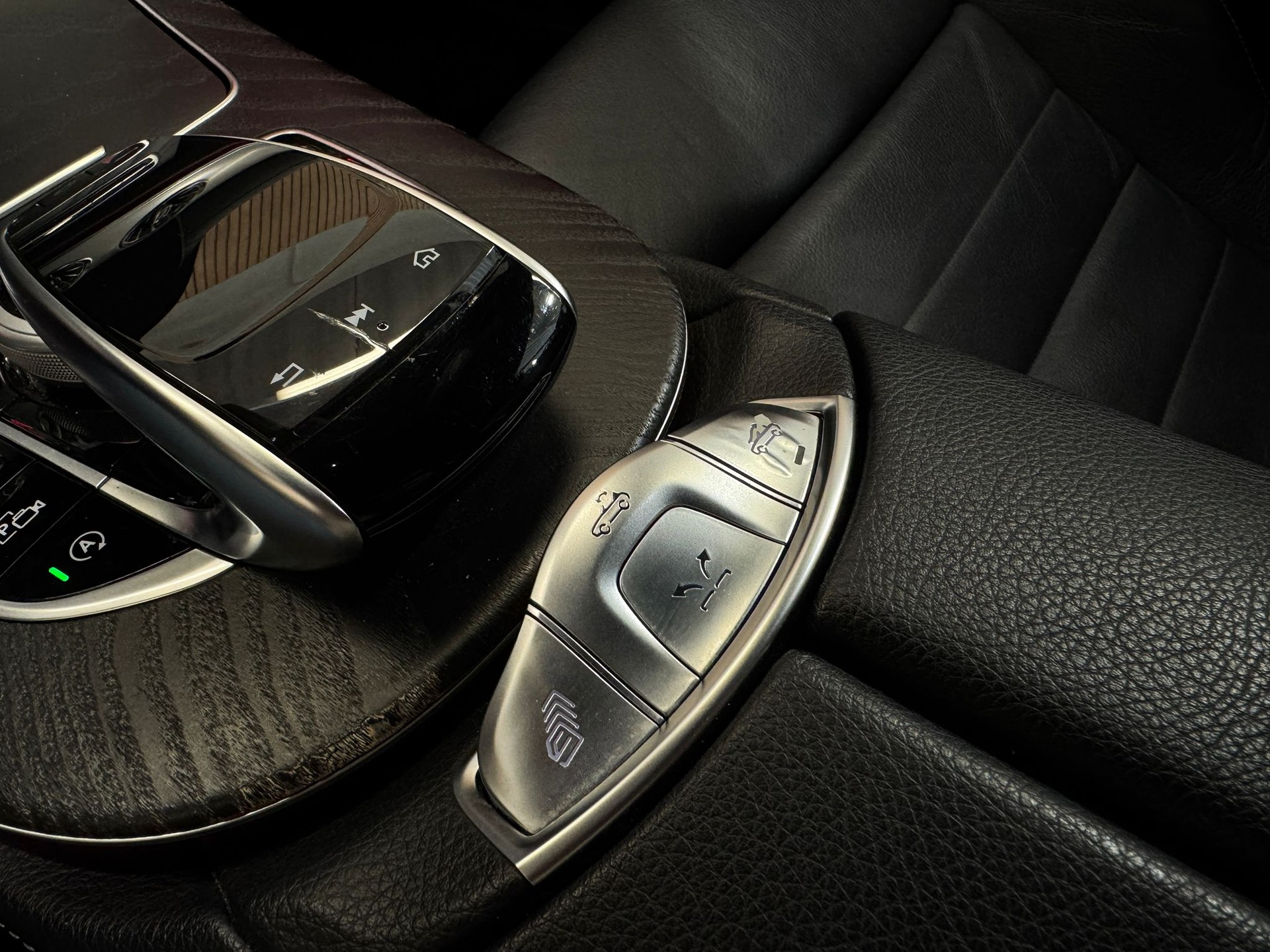MERCEDES-BENZ E 220 d Cabriolet AMG Line 9G-Tronic-image-11
