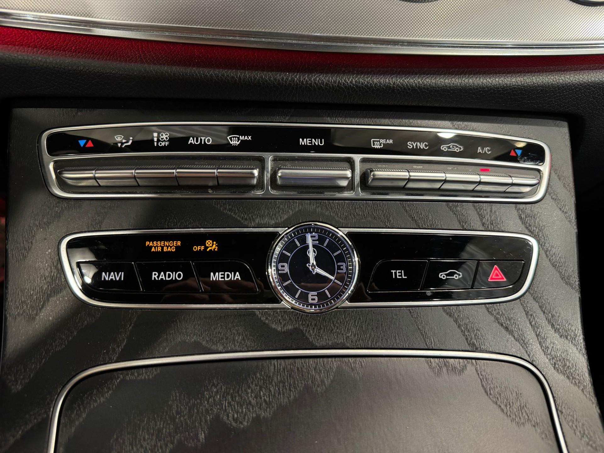 MERCEDES-BENZ E 220 d Cabriolet AMG Line 9G-Tronic-image-13