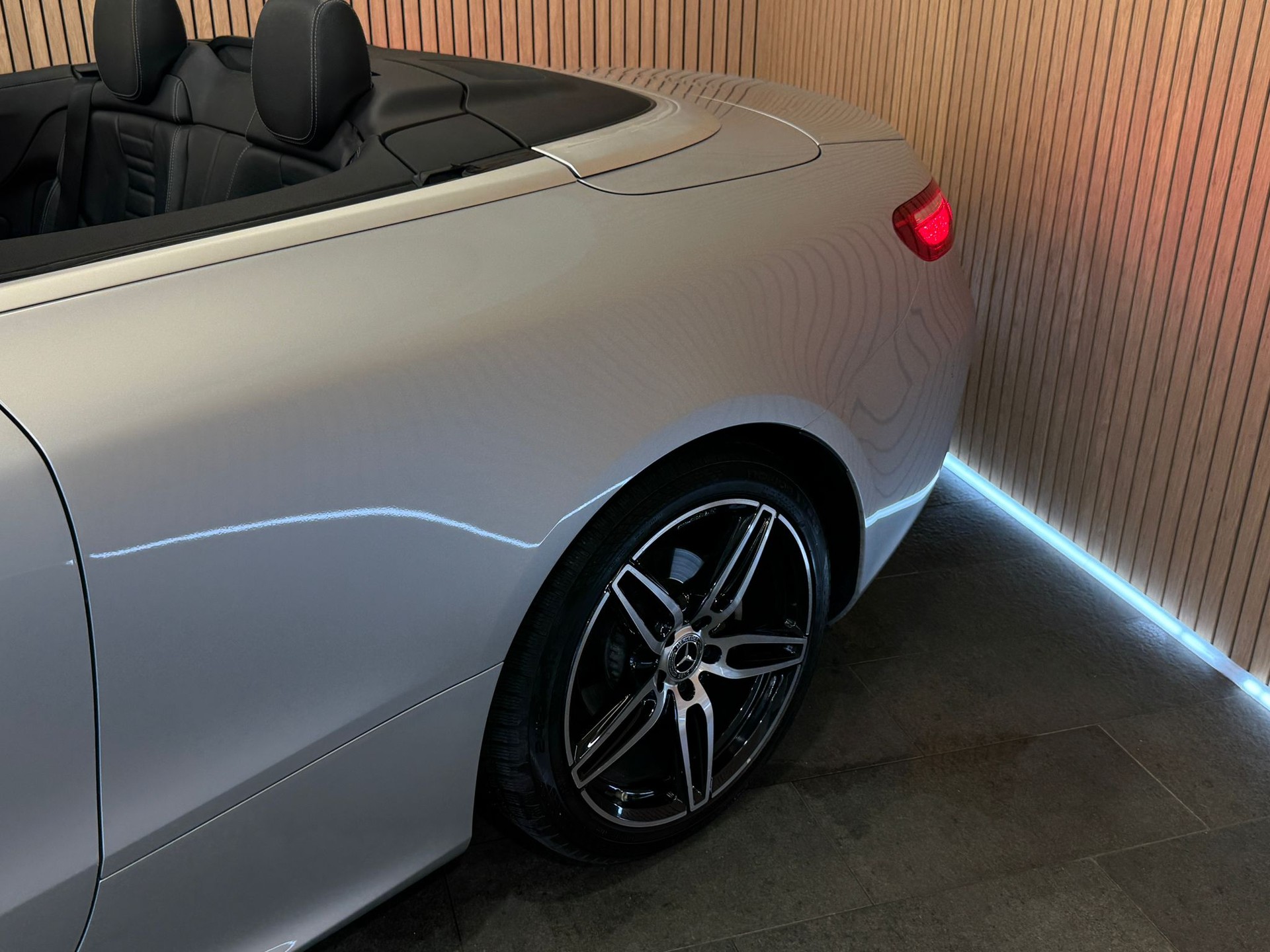 MERCEDES-BENZ E 220 d Cabriolet AMG Line 9G-Tronic-image-4