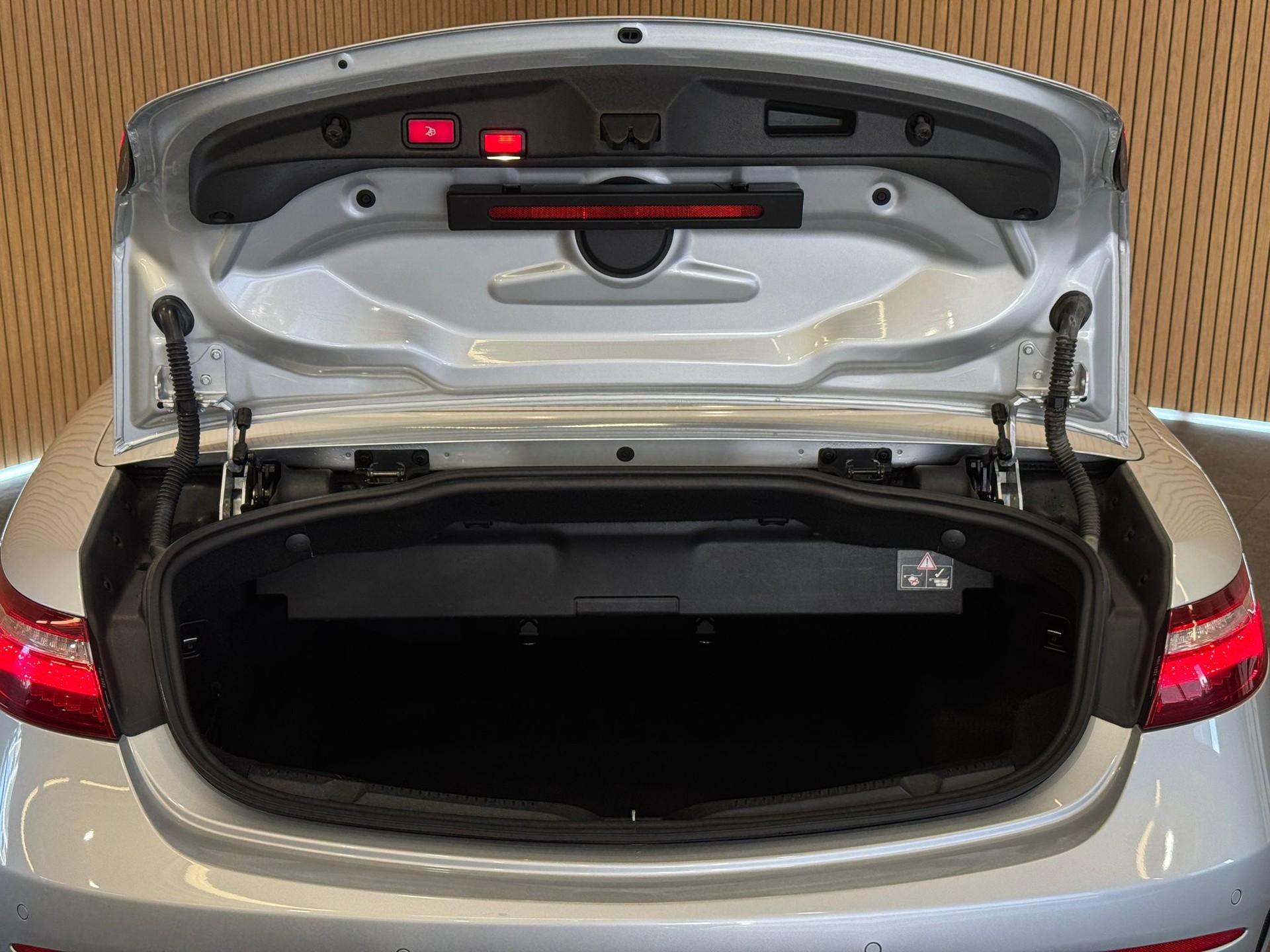 MERCEDES-BENZ E 220 d Cabriolet AMG Line 9G-Tronic-image-7