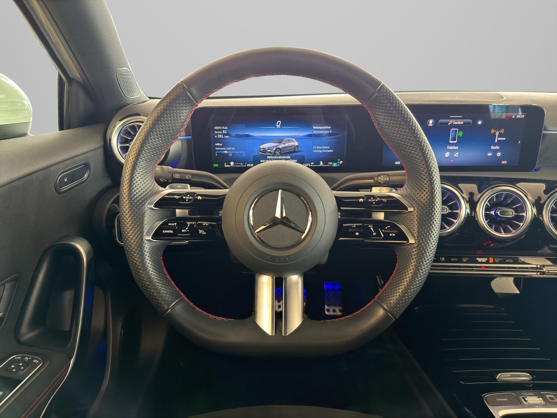 MERCEDES-BENZ A 200 d AMG Line-image-13
