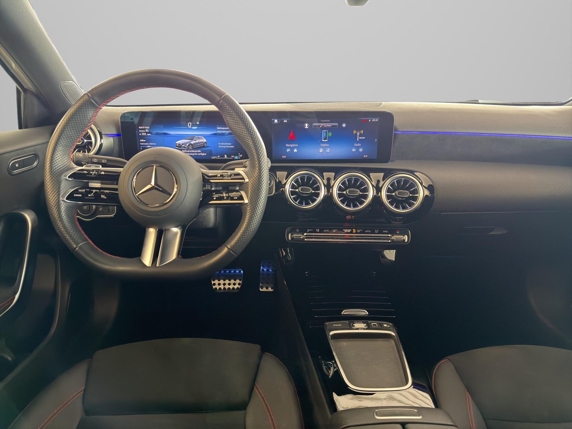 MERCEDES-BENZ A 200 d AMG Line-image-12