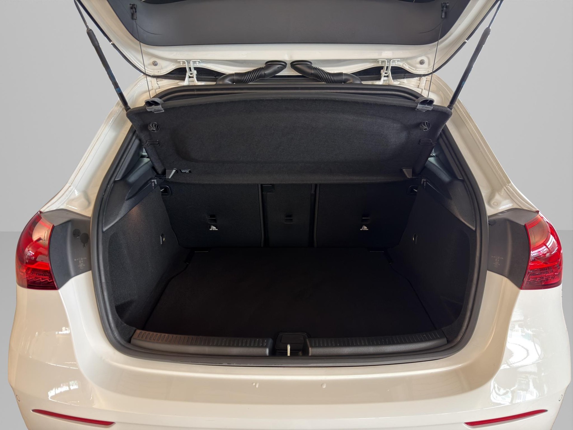 MERCEDES-BENZ A 200 d AMG Line-image-9