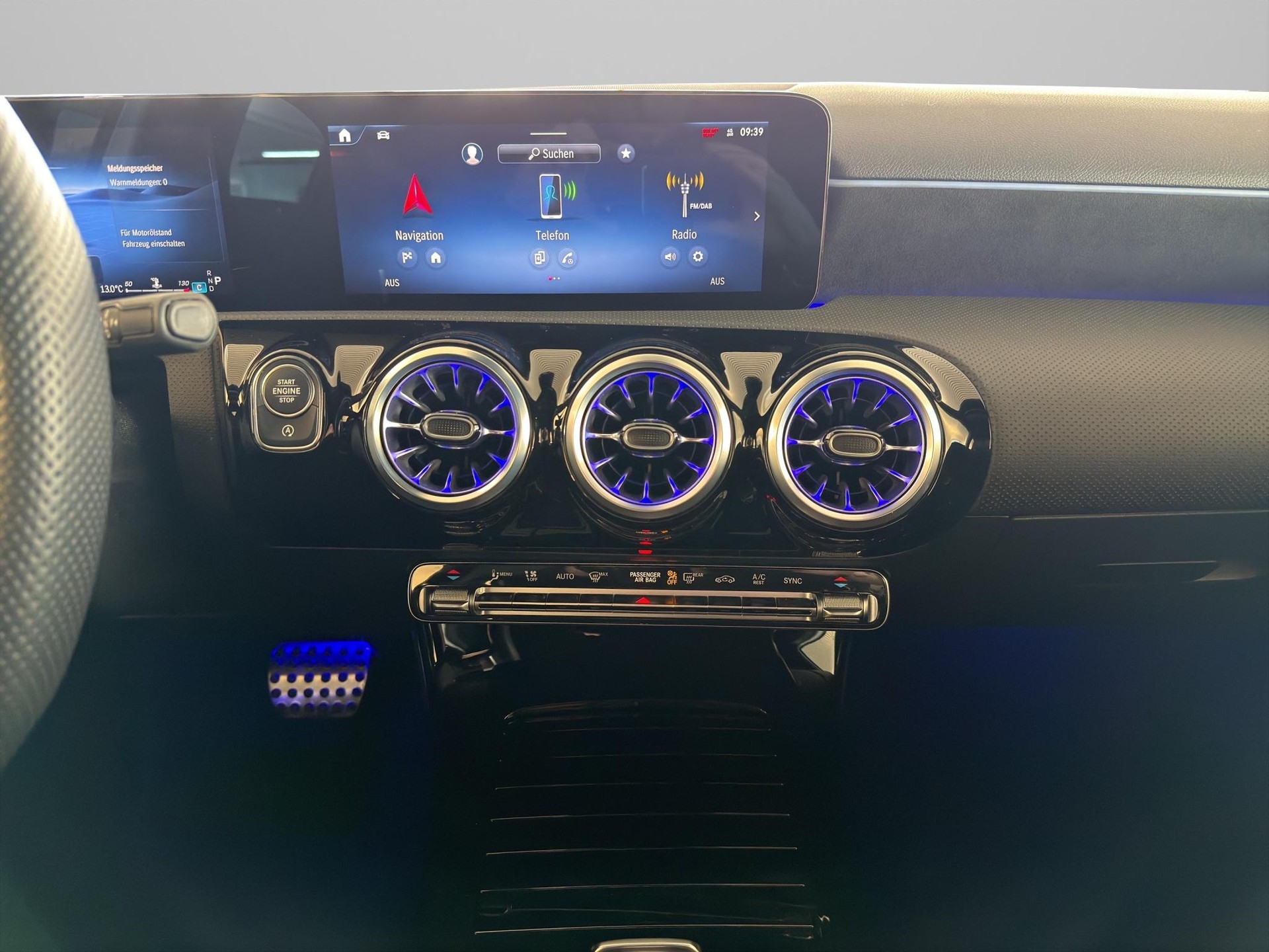MERCEDES-BENZ A 200 d AMG Line-image-14