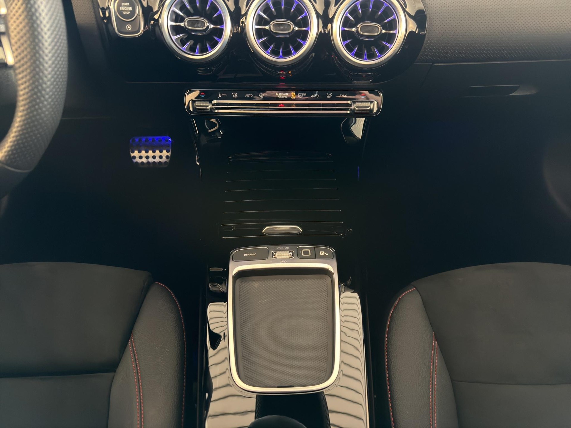 MERCEDES-BENZ A 200 d AMG Line-image-15