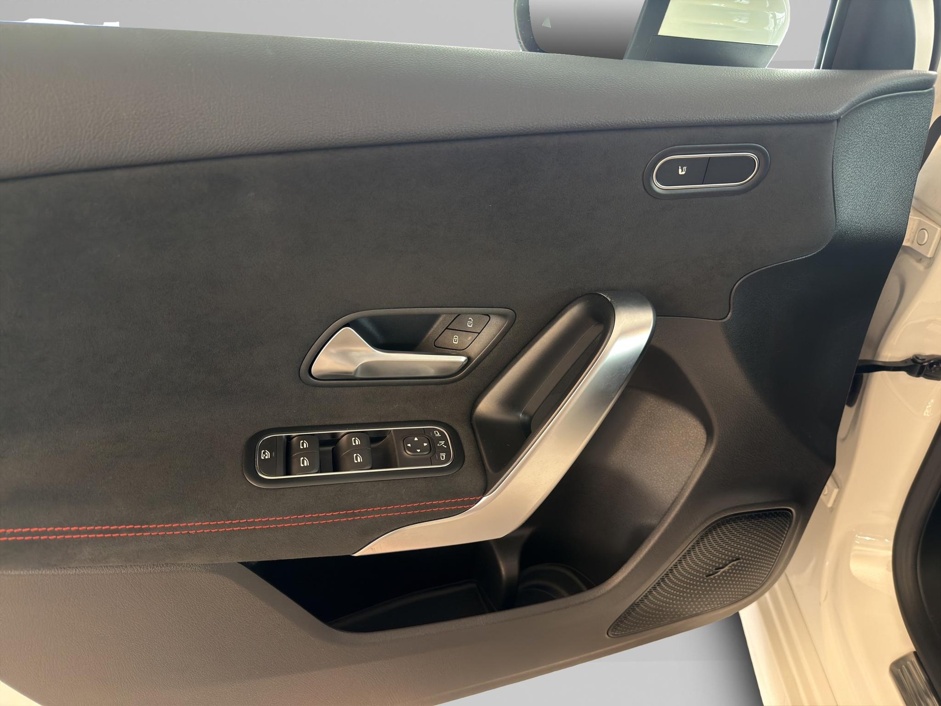MERCEDES-BENZ A 200 d AMG Line-image-17