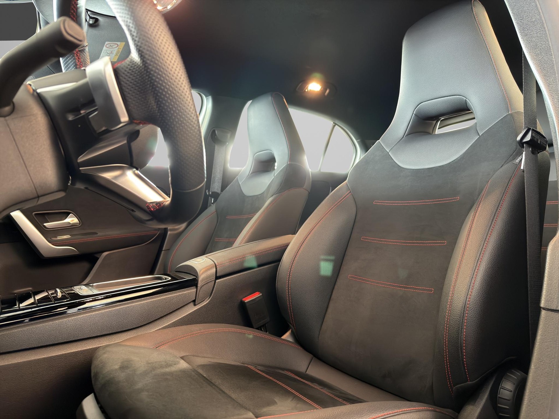 MERCEDES-BENZ A 200 d AMG Line-image-10