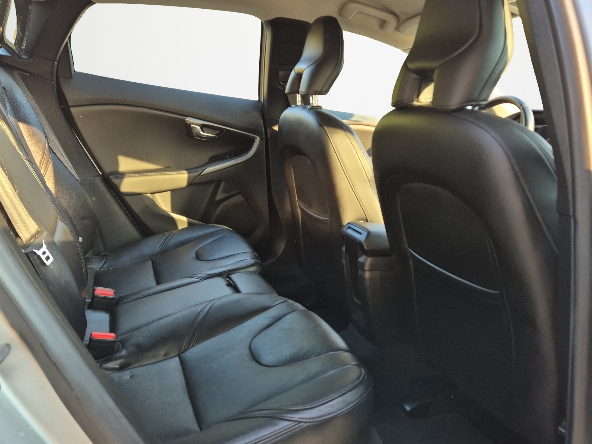 VOLVO V40 D3 Momentum Geartronic-image-10