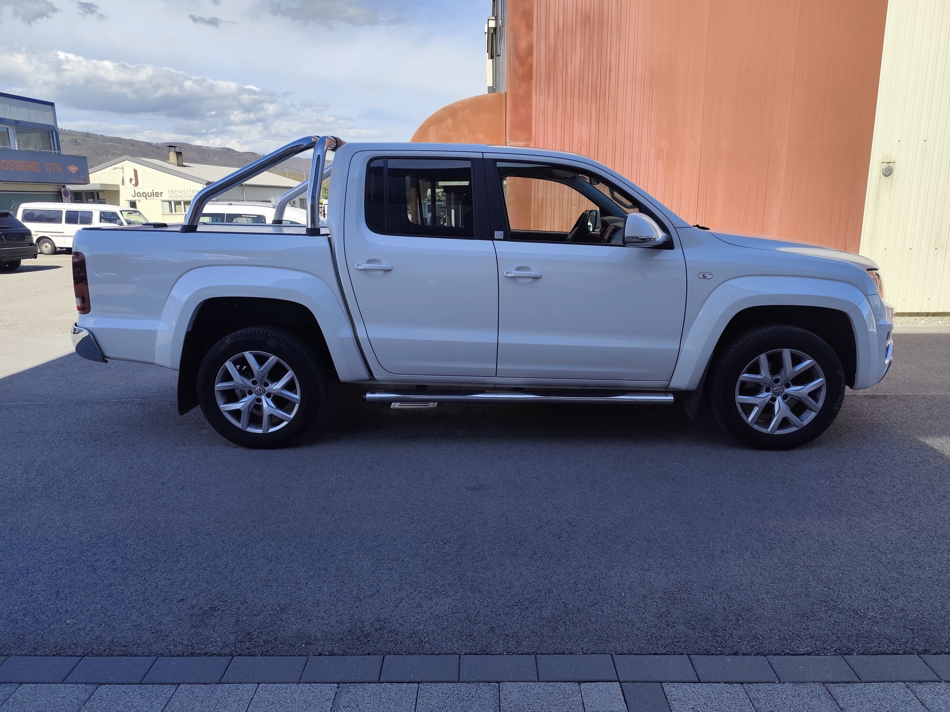 VW Amarok 3.0TDI Crossline 4Motion Automatic-image-3