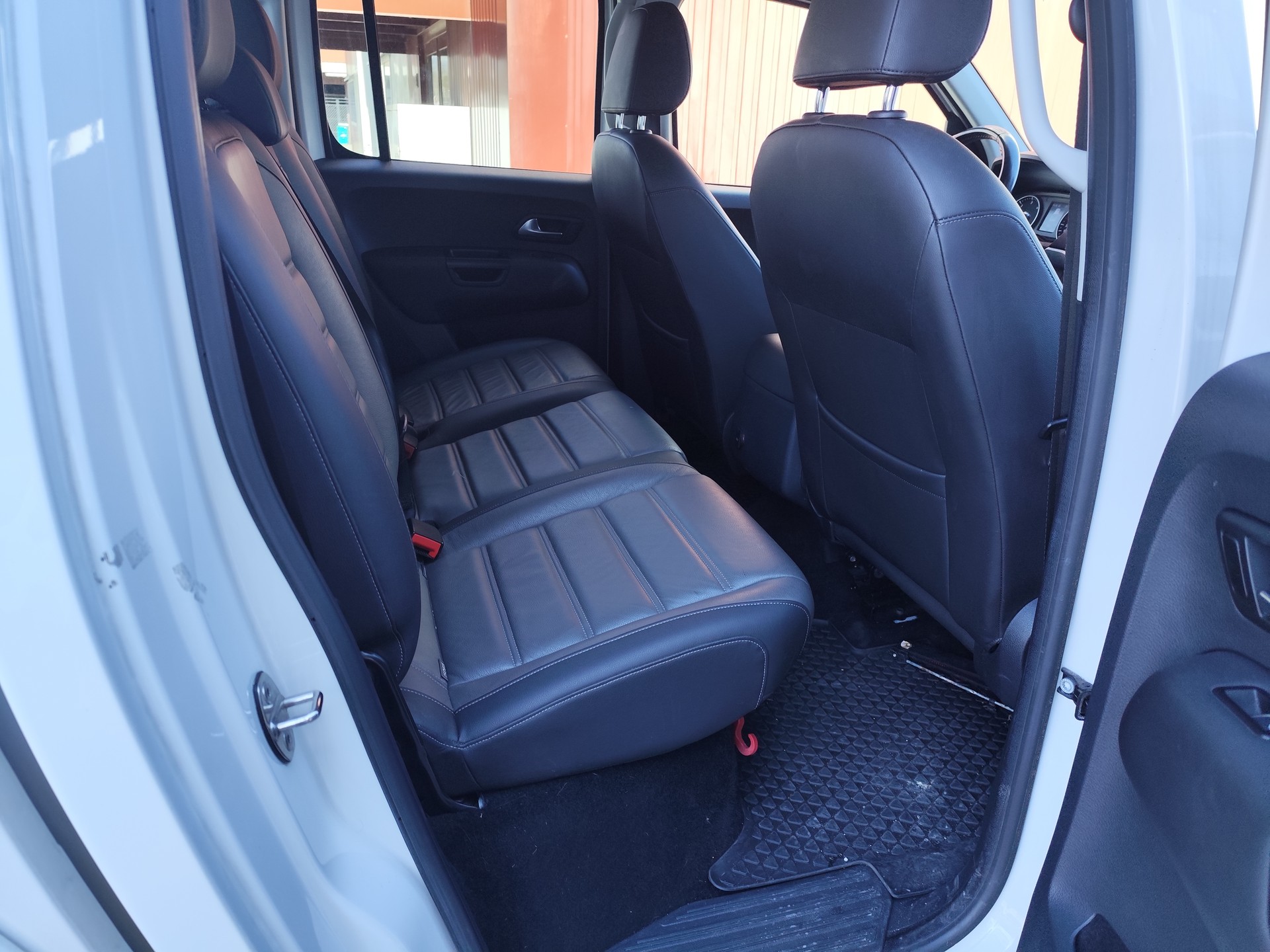 VW Amarok 3.0TDI Crossline 4Motion Automatic-image-8