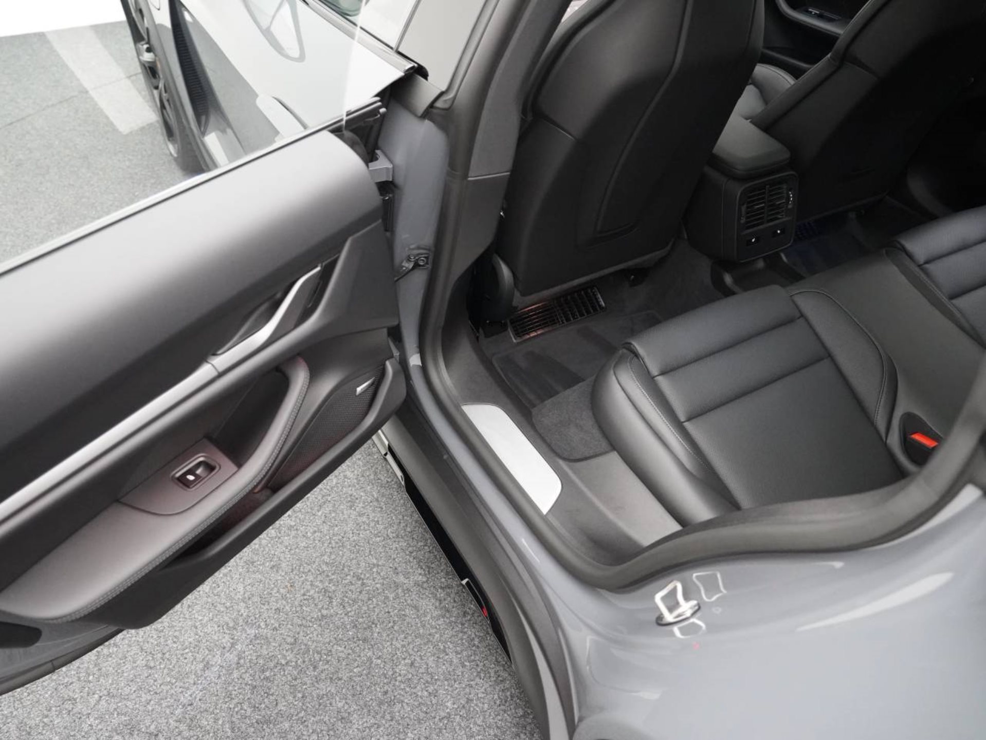 PORSCHE Taycan 4 Cross Turismo-image-31