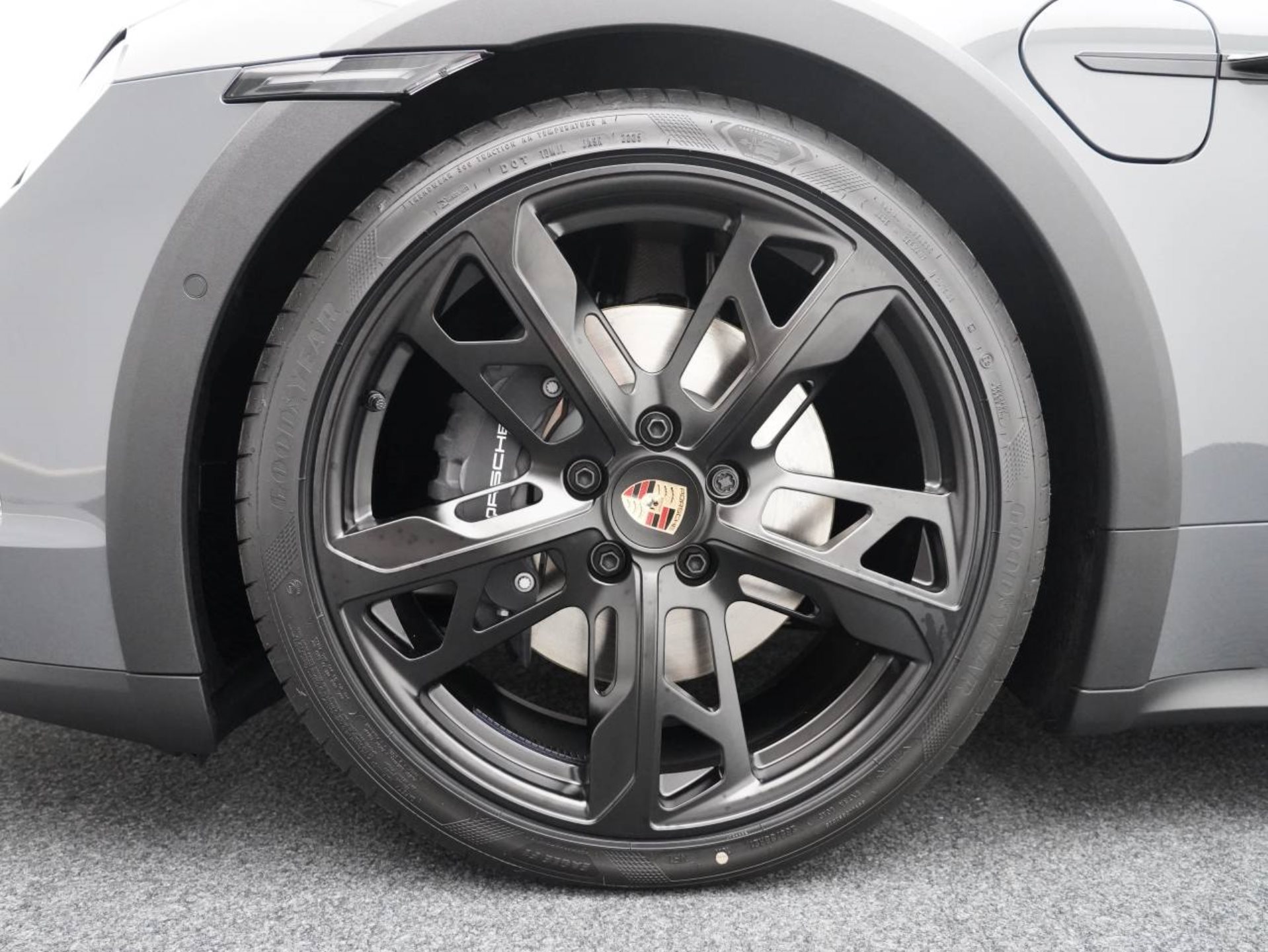 PORSCHE Taycan 4 Cross Turismo-image-11
