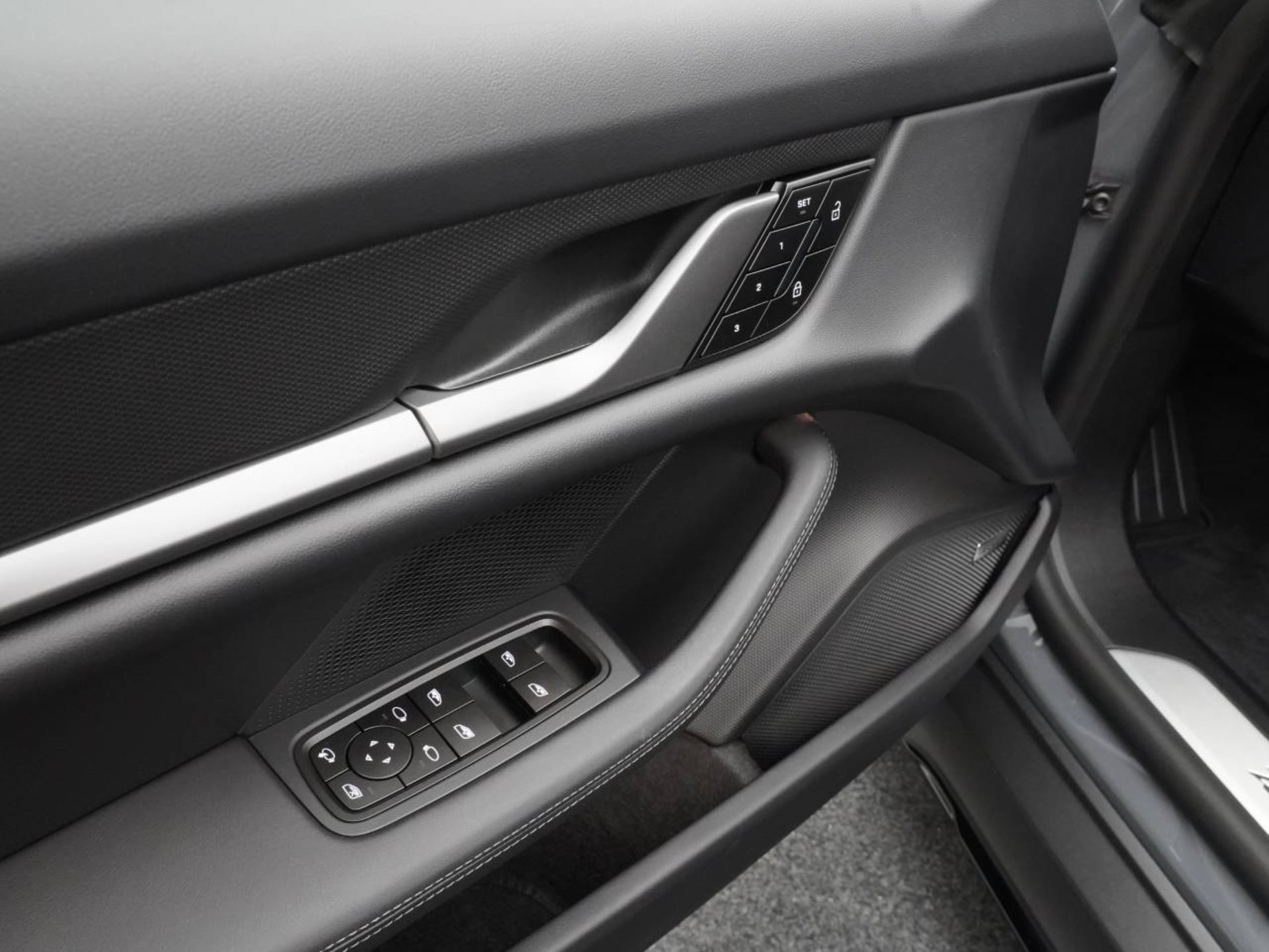 PORSCHE Taycan 4 Cross Turismo-image-25