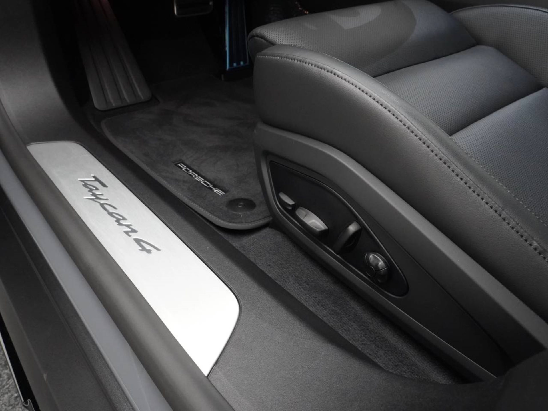 PORSCHE Taycan 4 Cross Turismo-image-26