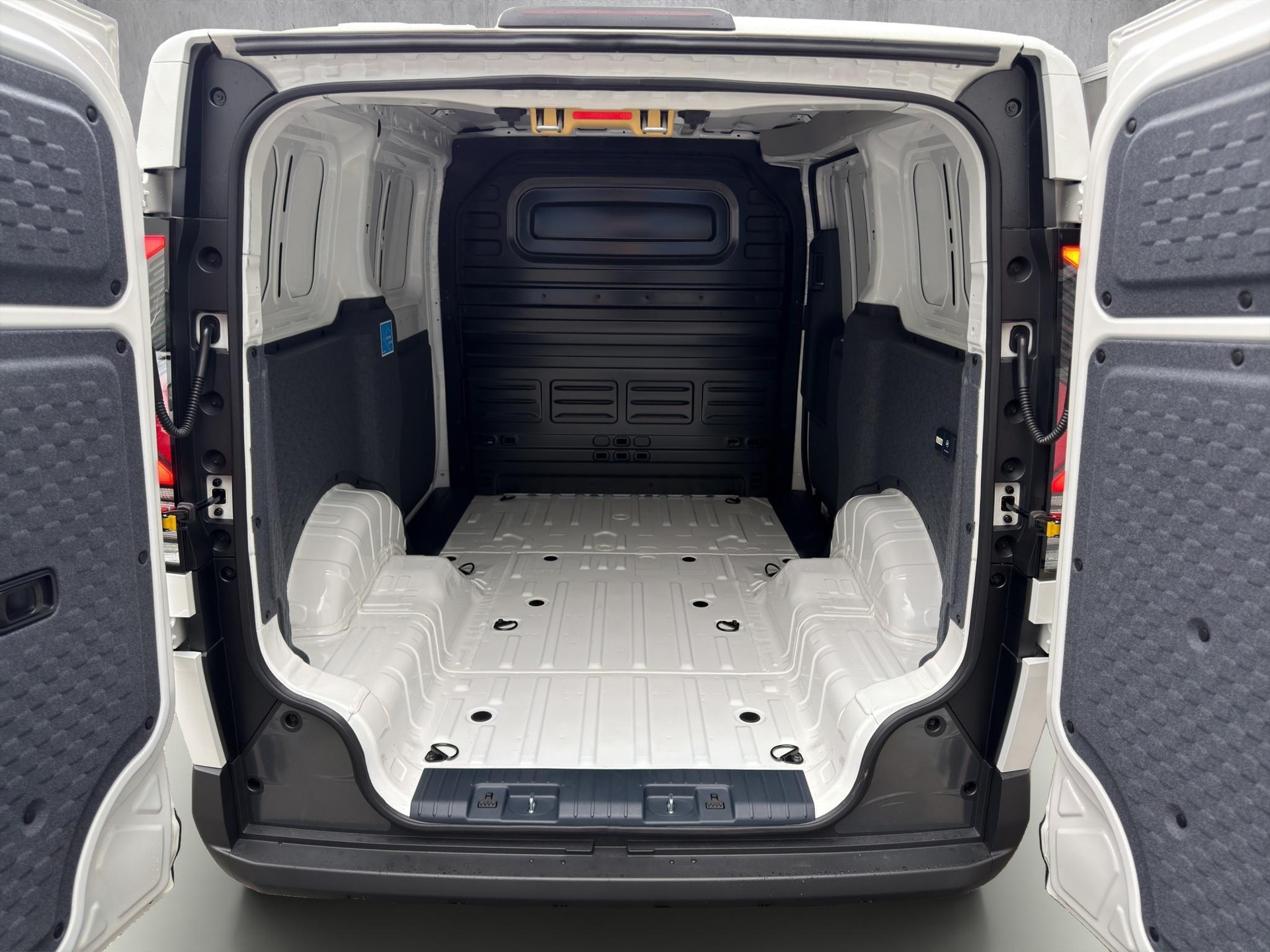 KIA PV5 Cargo 71.2 kWh Plus-image-6