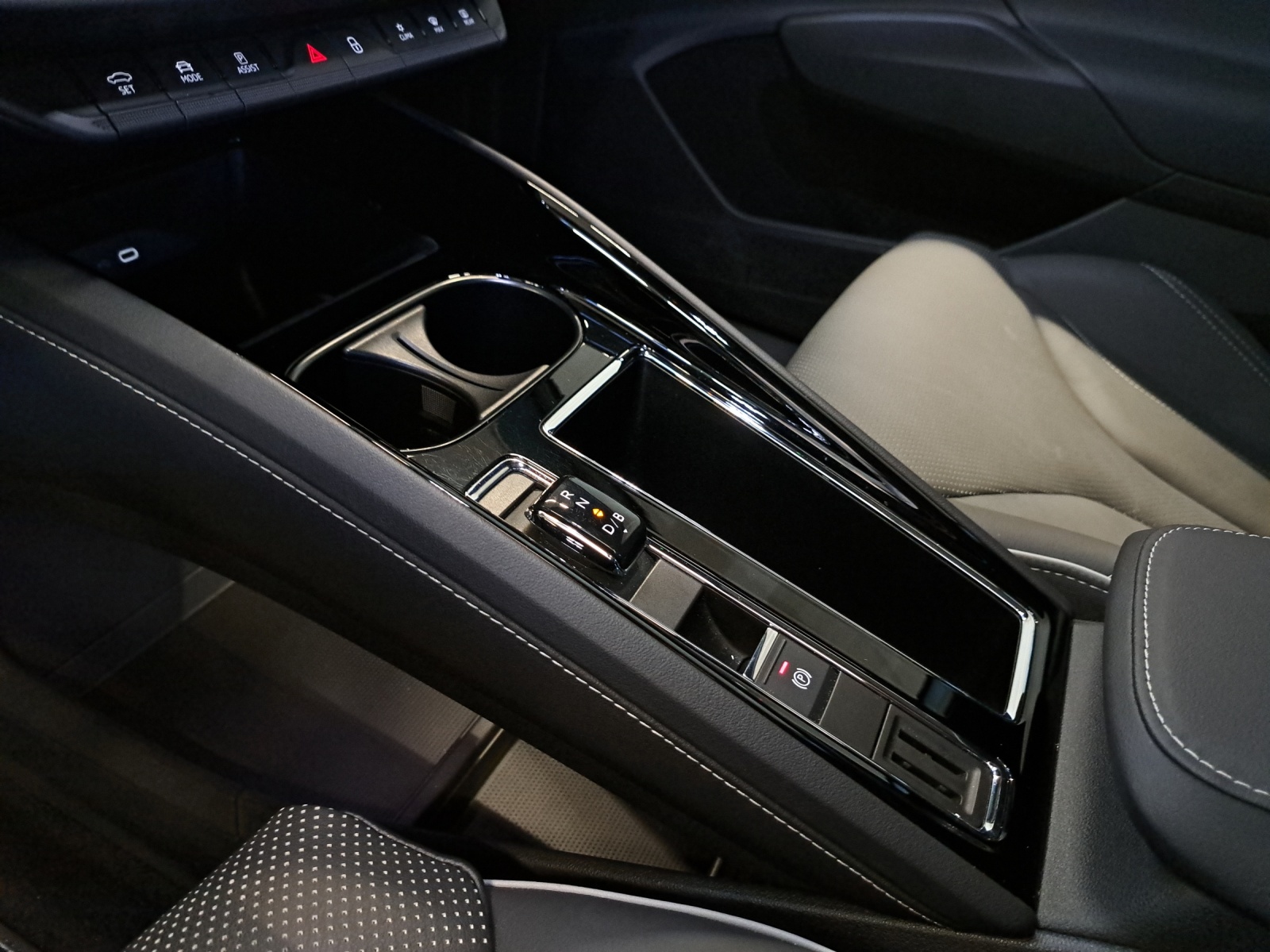 SKODA Enyaq Coupé iV RS 4x4-image-12