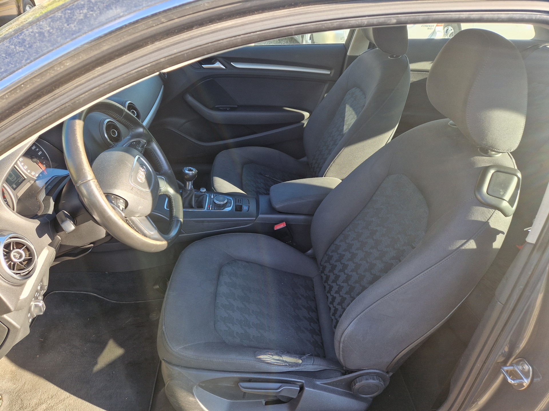 AUDI A3 1.6 TDI Attraction-image-11
