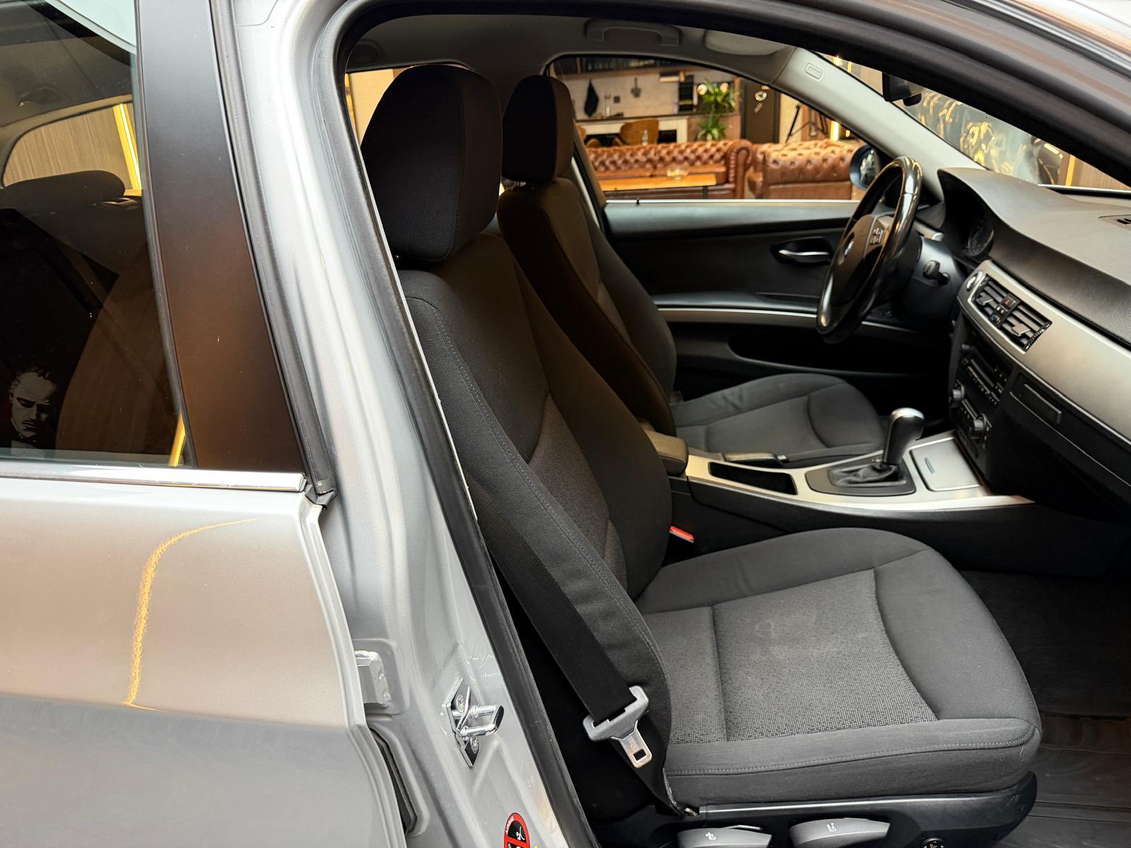 BMW 330xi Touring-image-12