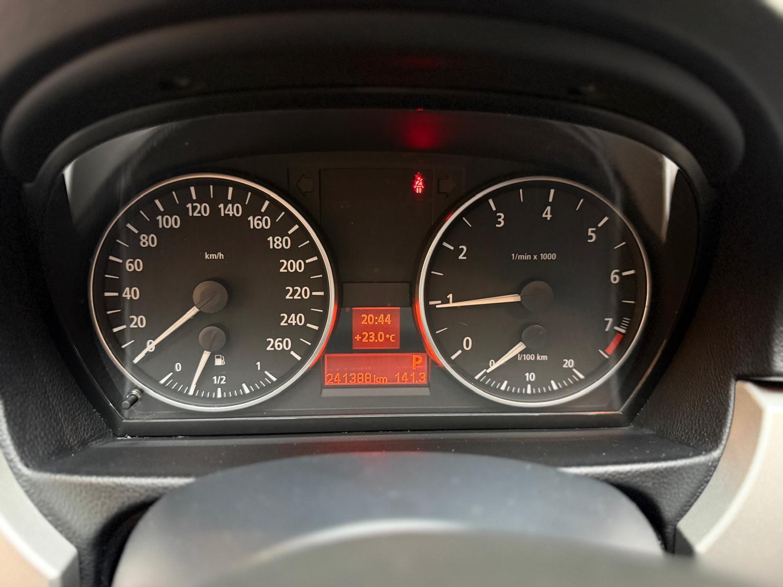BMW 330xi Touring-image-18