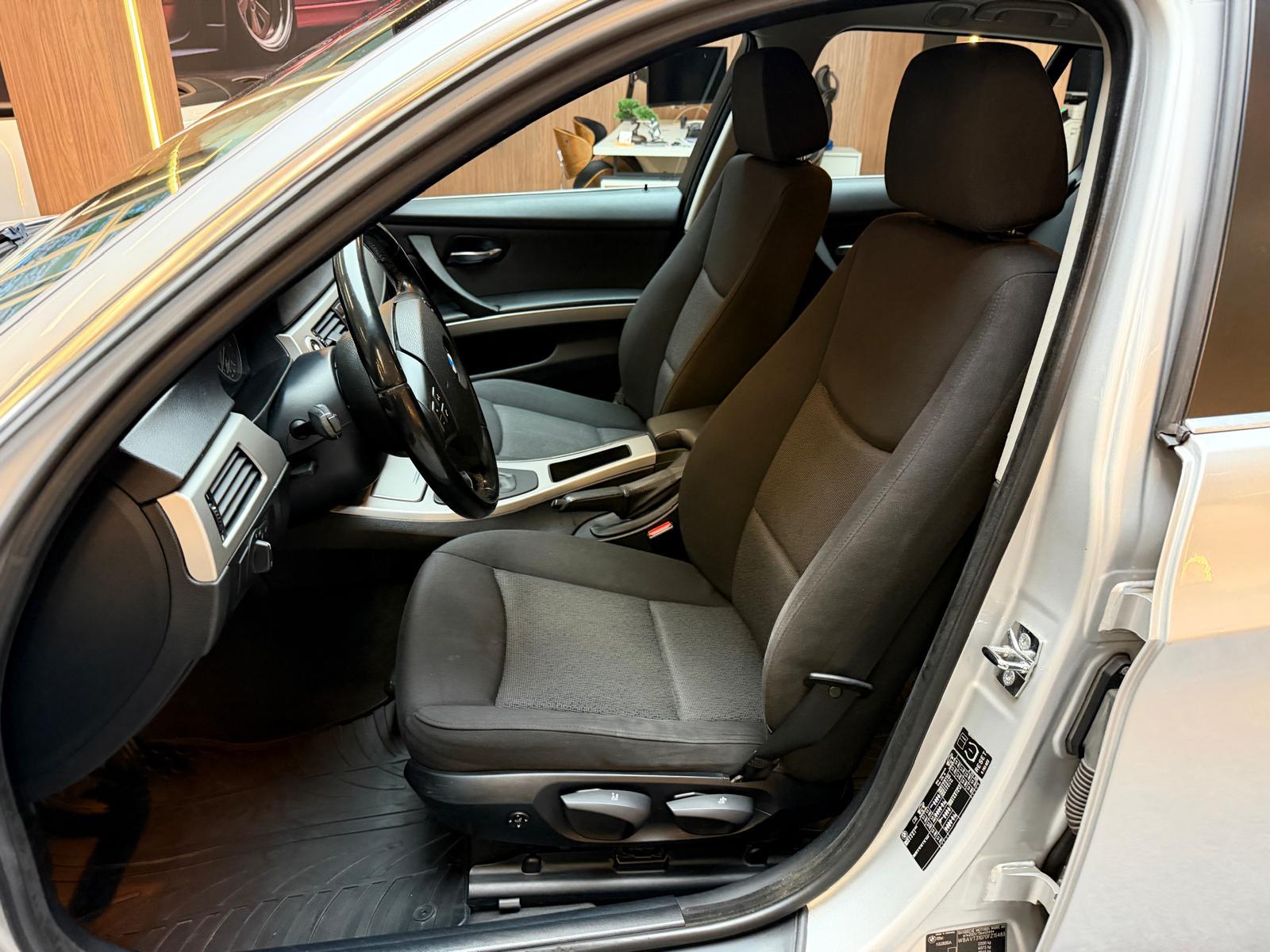 BMW 330xi Touring-image-11
