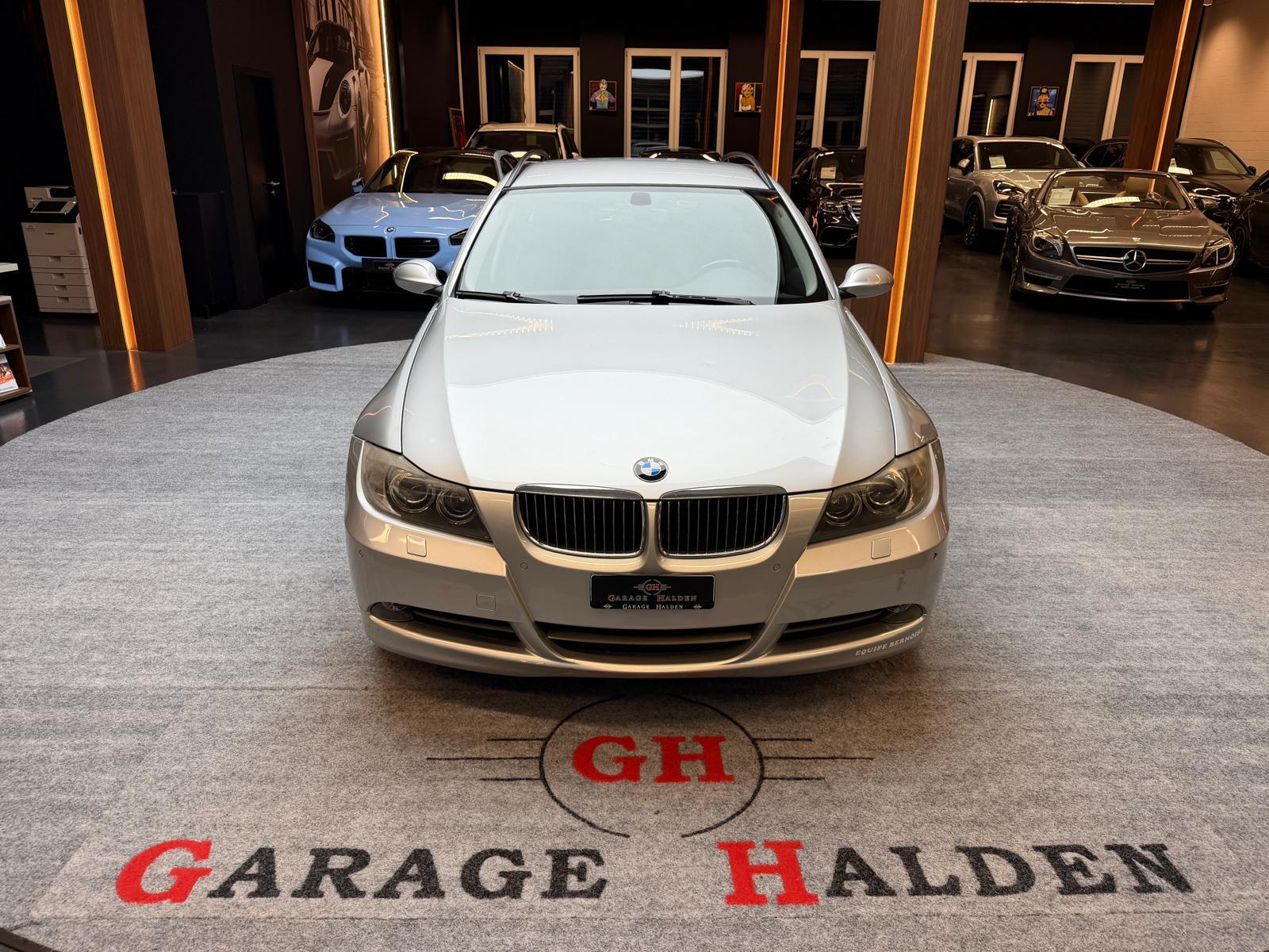 BMW 330xi Touring-showroom-element-2