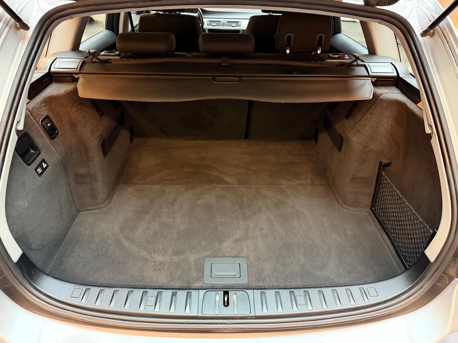 BMW 330xi Touring-image-16