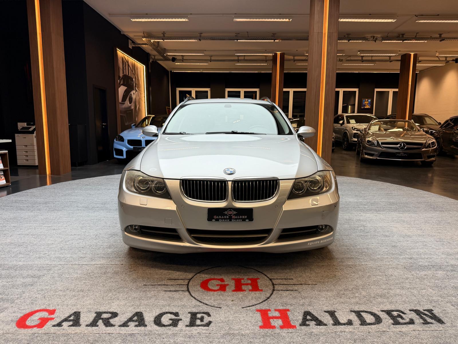 BMW 330xi Touring-showroom-element-1