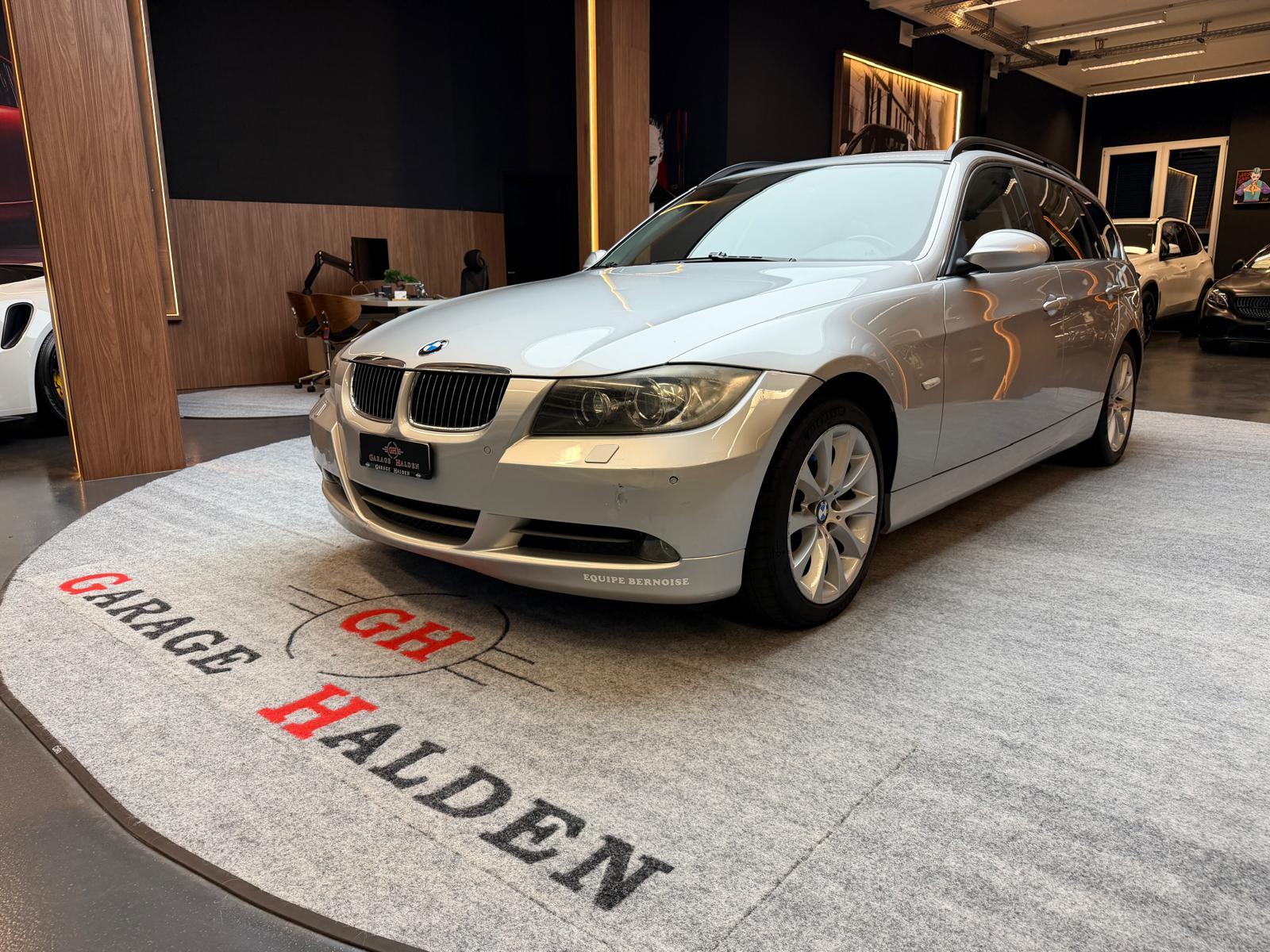 BMW 330xi Touring-showroom-element-3