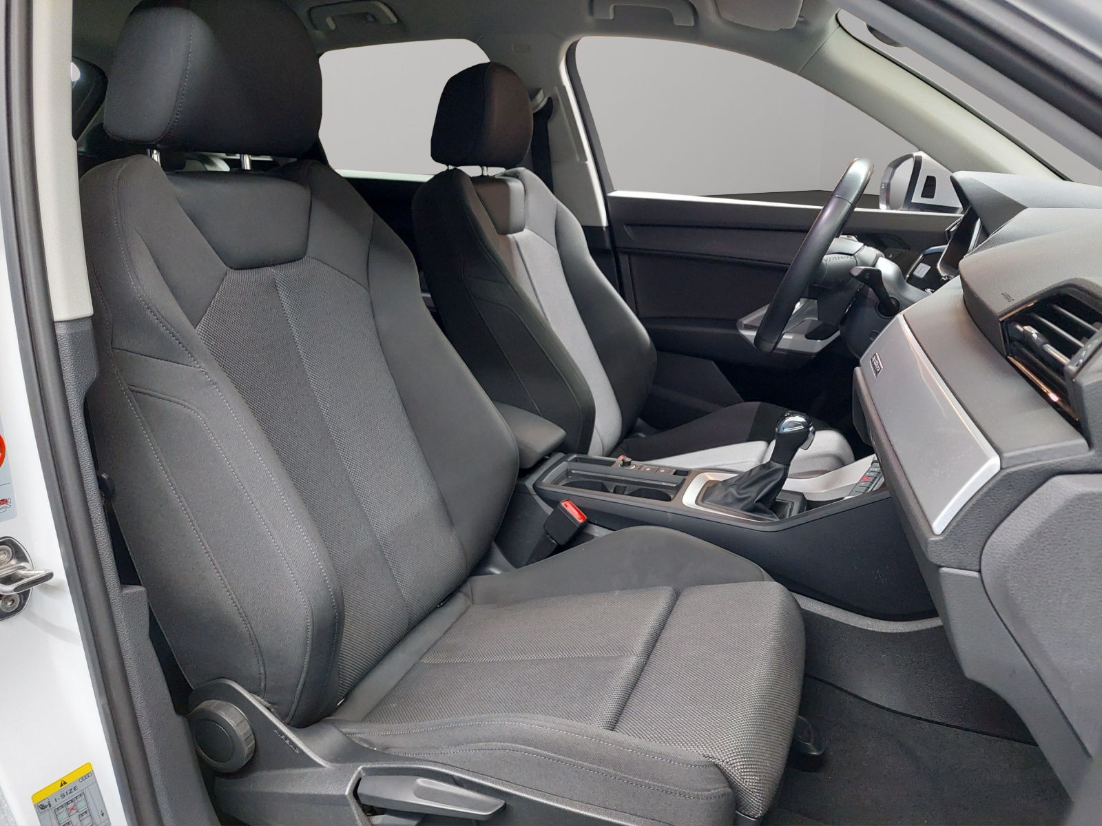 AUDI Q3 35 TDI S line quattro S-tronic-image-8