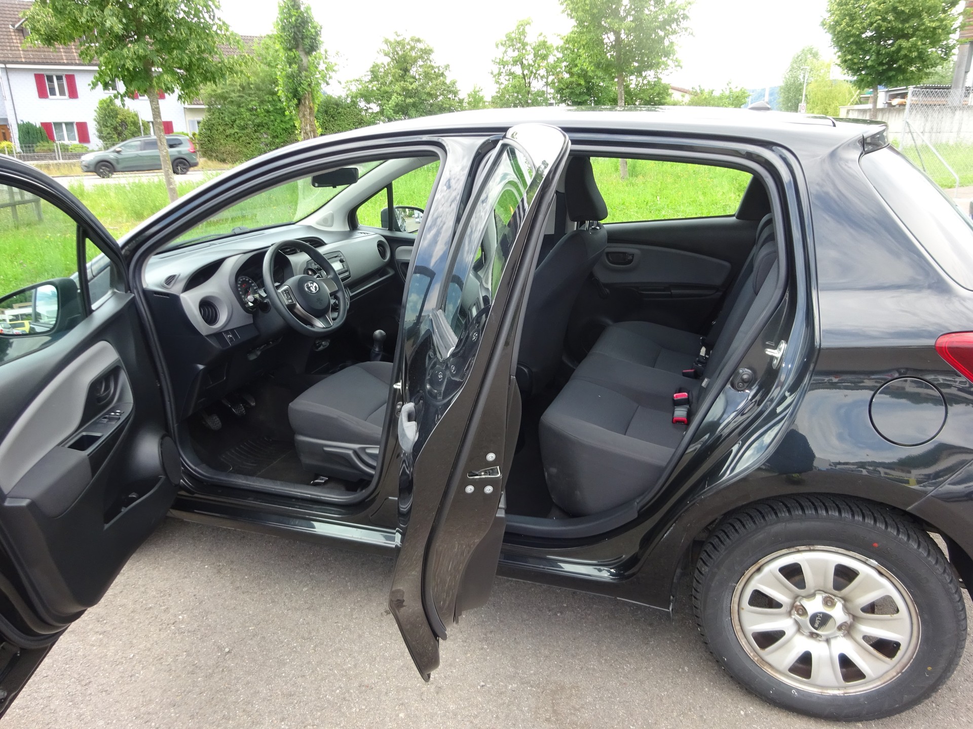 TOYOTA Yaris 1.0 Terra-image-8