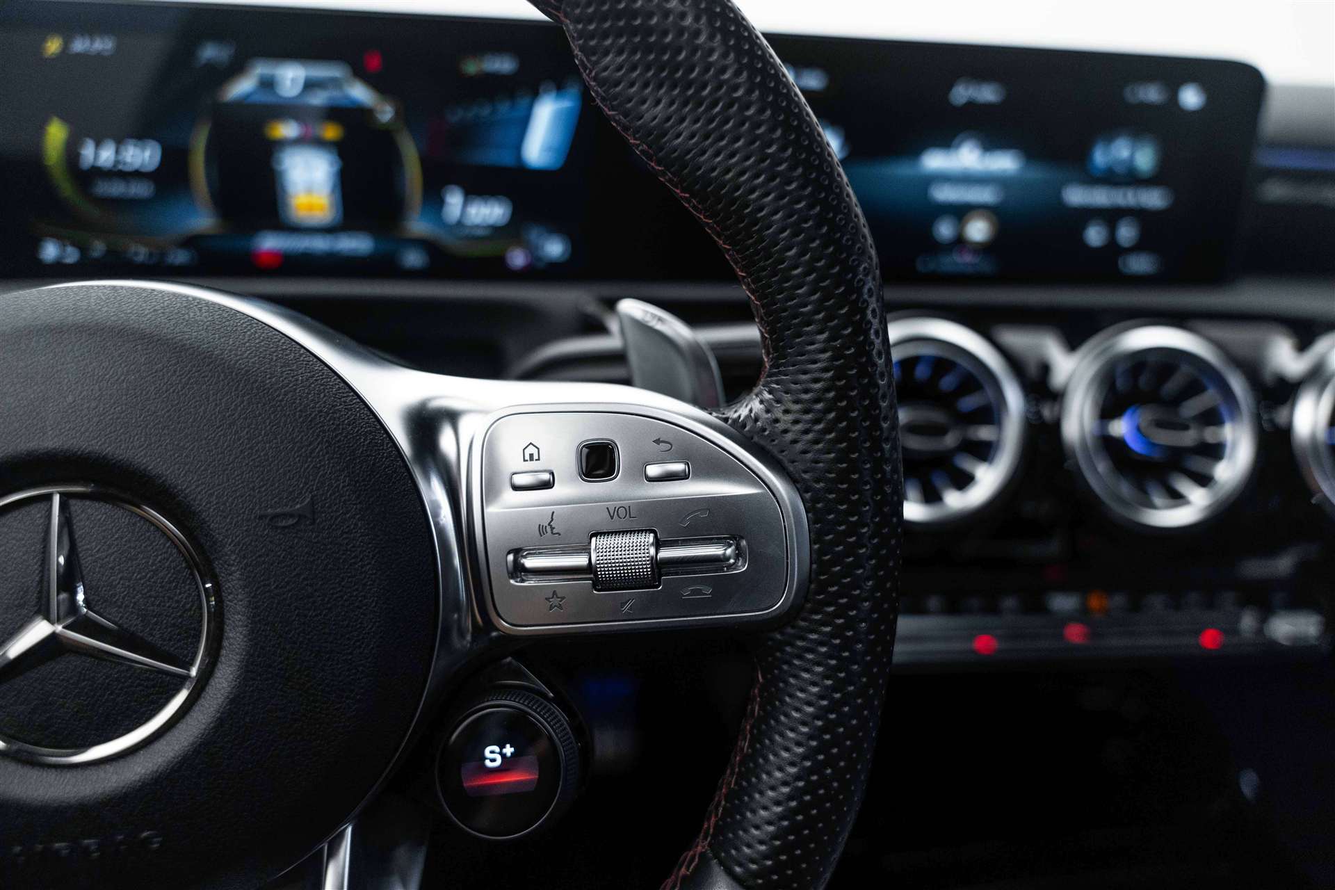 MERCEDES-BENZ A 35 AMG 306PS 4Matic Speedshift-Automat-image-18