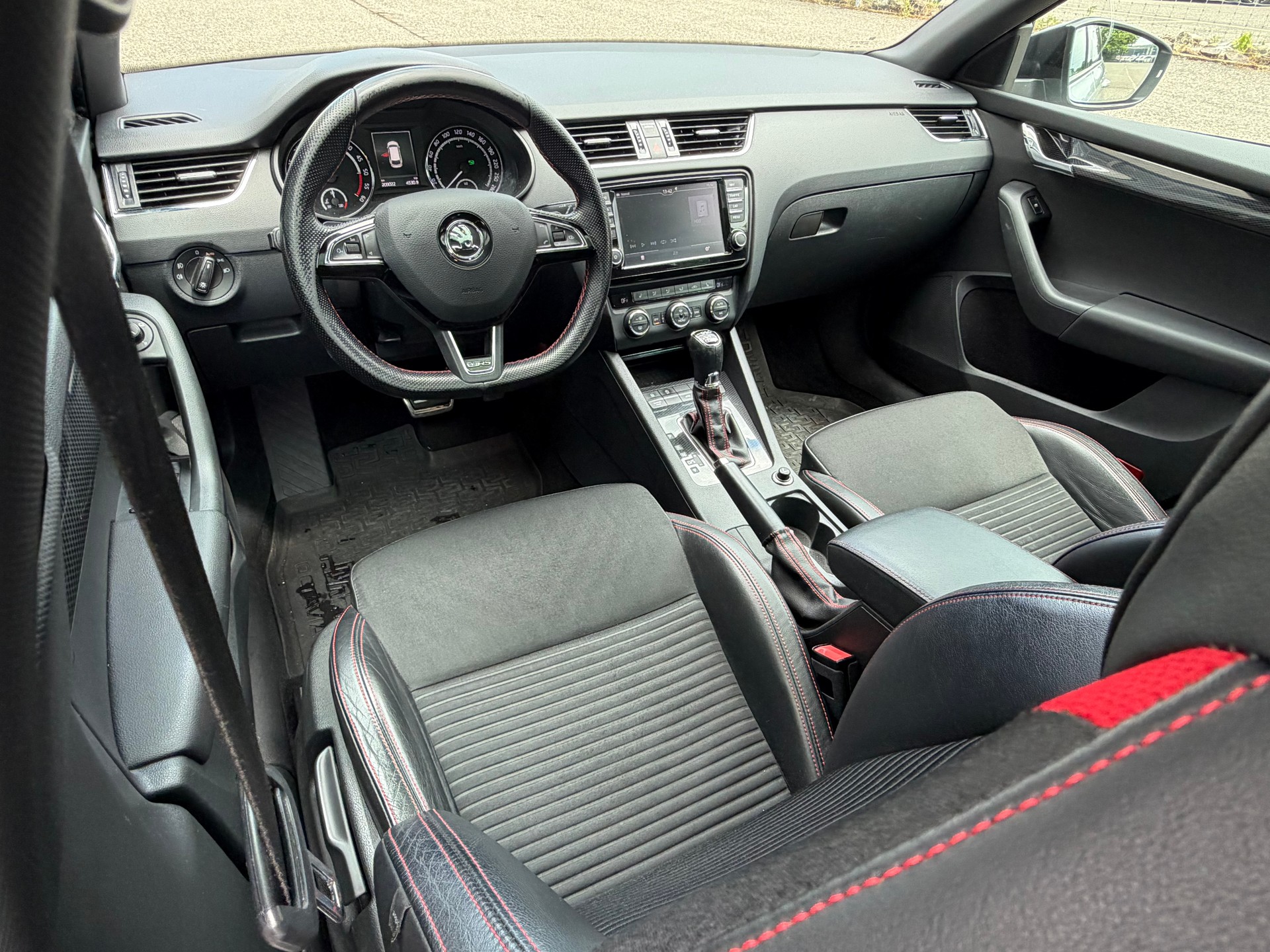 SKODA Octavia Combi 2.0 TDI RS DSG-image-8