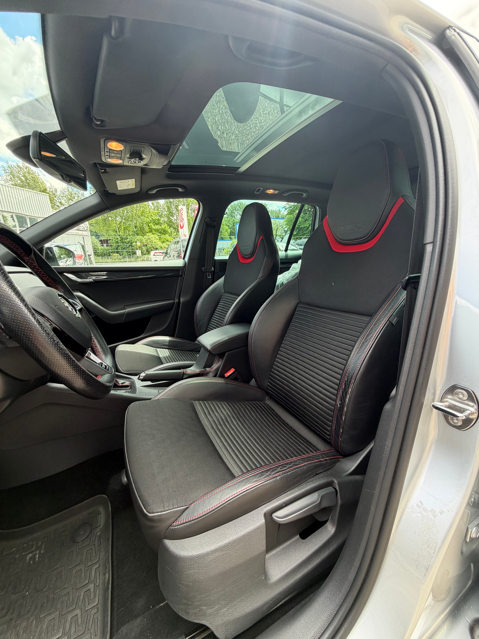 SKODA Octavia Combi 2.0 TDI RS DSG-image-1